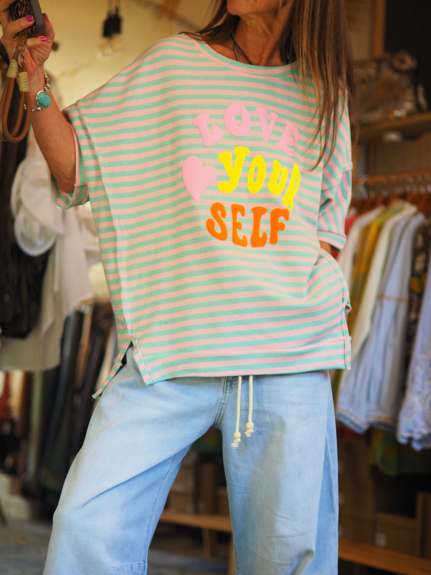 Blouse ample à rayures turquoise et rose, avec message coloré fluo “Love Your Self”( caoutchouc). Coupe loose et confortable, parfait pour un look casual et tendance.

Taille unique du 36 au 44.
49% Coton 49% Polyester 2% Elasthane.
Tour de poitrine 132cm Longueur dos 68cm.