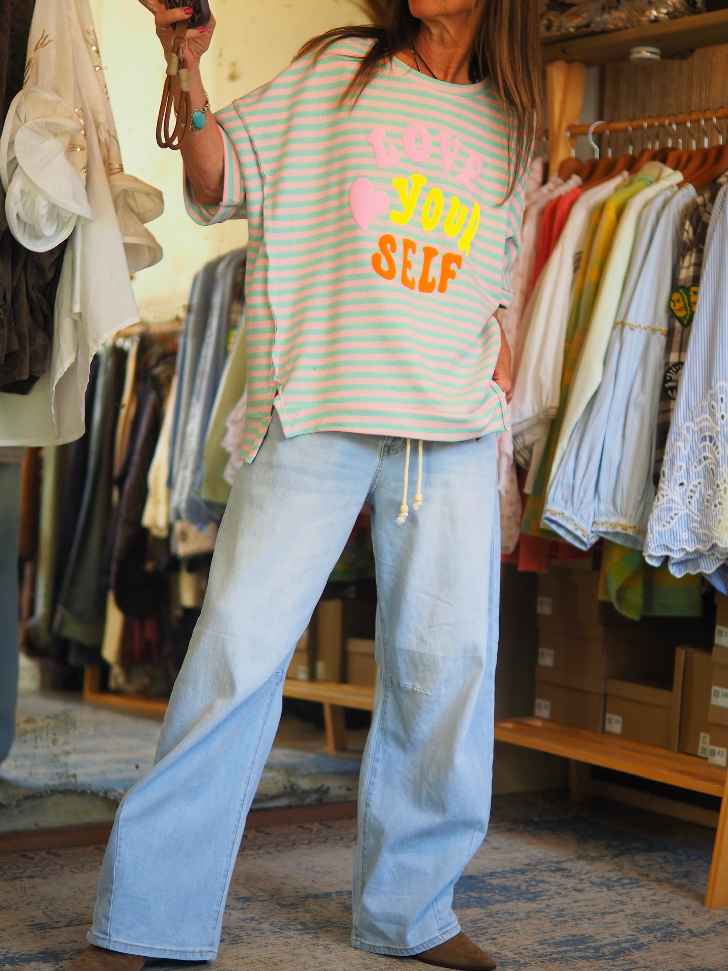 Blouse ample à rayures turquoise et rose, avec message coloré fluo “Love Your Self”( caoutchouc). Coupe loose et confortable, parfait pour un look casual et tendance.

Taille unique du 36 au 44.
49% Coton 49% Polyester 2% Elasthane.
Tour de poitrine 132cm Longueur dos 68cm.