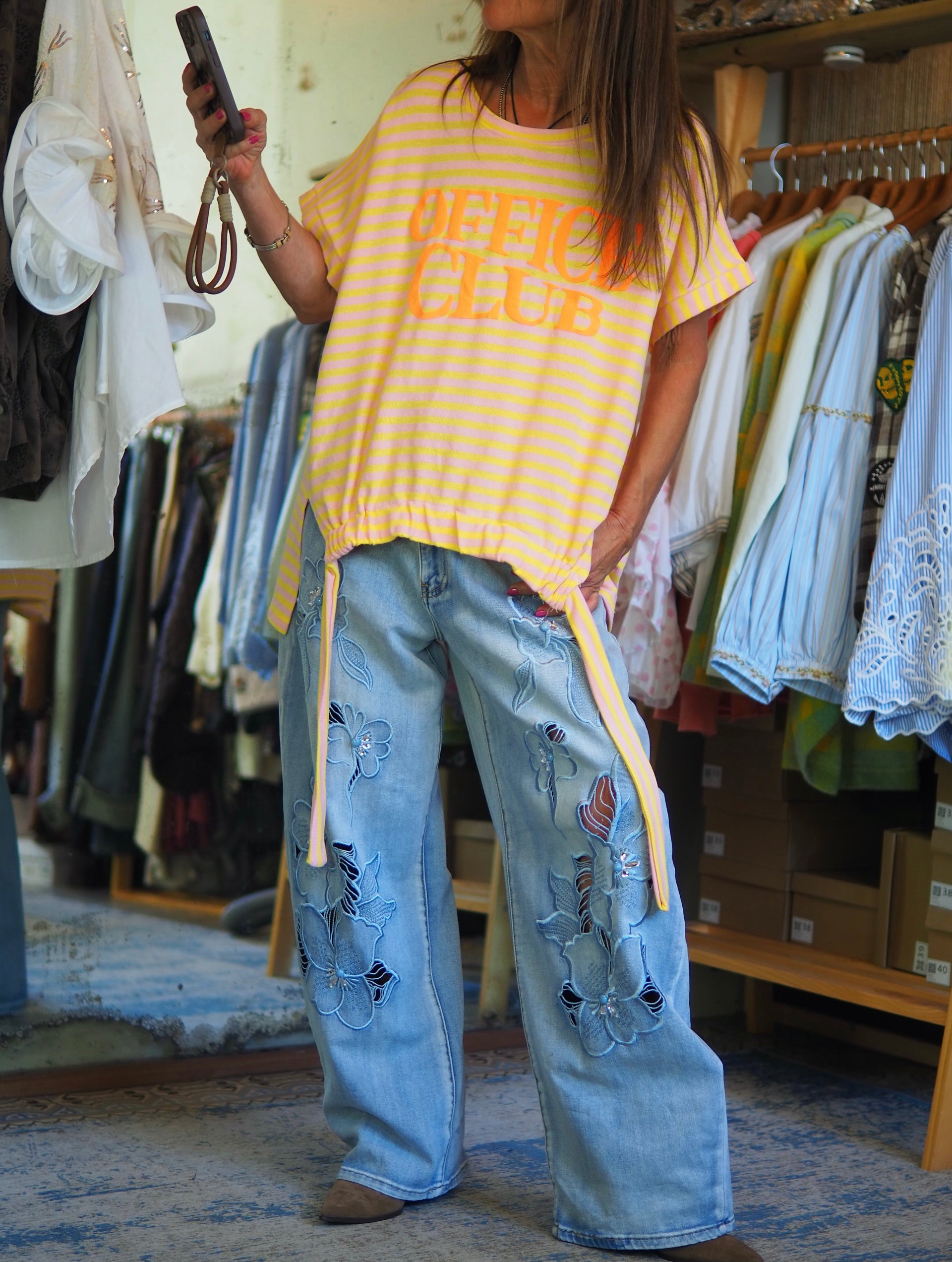 Blouse ample à rayures jaunes et roses, avec message en flocage orange. Coupe loose et confortable, parfait pour un look casual et tendance.

Taille unique du 36 au 44.
49% Coton 49% Polyester 2% Elasthane.
Tour de poitrine 124cm Longueur dos 74cm.