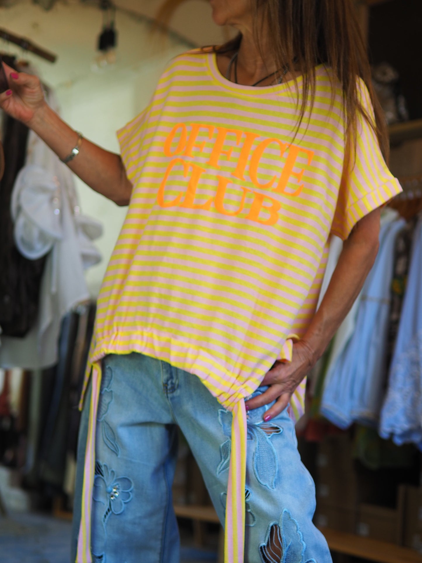 Blouse ample à rayures jaunes et roses, avec message en flocage orange. Coupe loose et confortable, parfait pour un look casual et tendance.

Taille unique du 36 au 44.
49% Coton 49% Polyester 2% Elasthane.
Tour de poitrine 124cm Longueur dos 74cm.