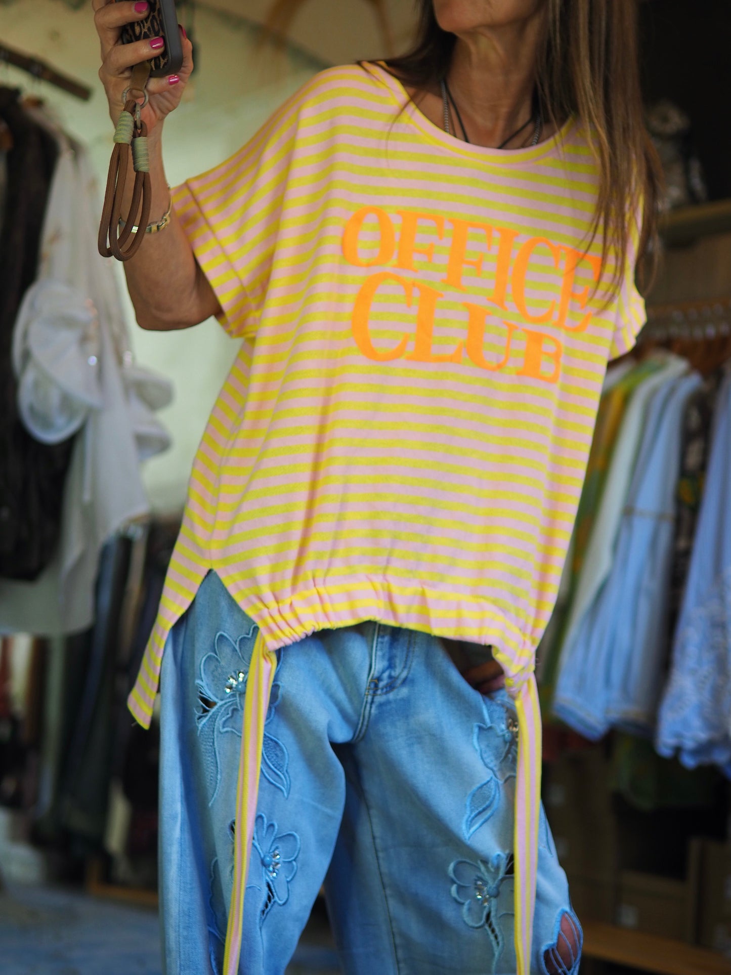 Blouse ample à rayures jaunes et roses, avec message en flocage orange. Coupe loose et confortable, parfait pour un look casual et tendance.

Taille unique du 36 au 44.
49% Coton 49% Polyester 2% Elasthane.
Tour de poitrine 124cm Longueur dos 74cm.