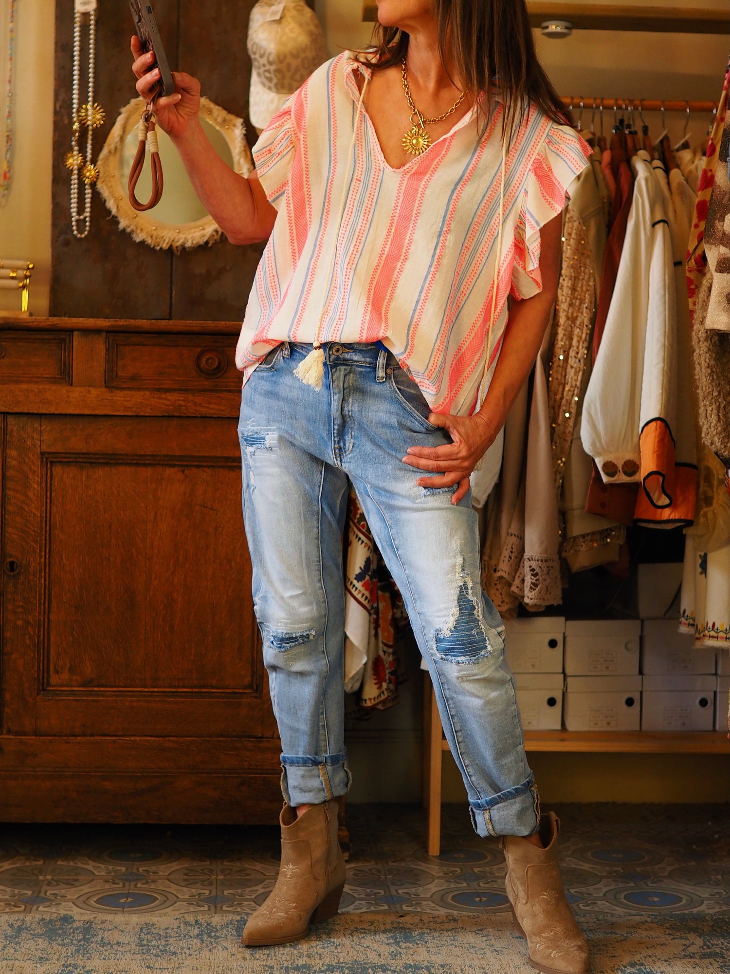 Blouse manches volants. Ecru lignée bleu et rose fluo. 

64% Coton 20% Viscose 6% Polyester.
Taille unique convient du 36 au 40.
Tour de poitrine 114cm Longueur dos 70cm.