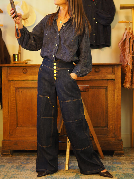 Blouse marine délavé ornée de broderies et sequins, dotée de poignets élastiques pour un confort optimal.

Taille unique convient du 36 au 42.
100% Coton .
Tour de poitrine 120cm Longueur dos 63cm.