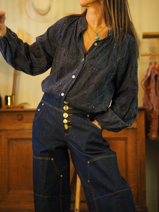 Blouse marine délavé ornée de broderies et sequins, dotée de poignets élastiques pour un confort optimal.

Taille unique convient du 36 au 42.
100% Coton .
Tour de poitrine 120cm Longueur dos 63cm.