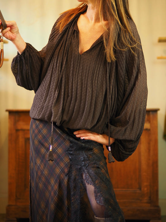 Magnifique blouse marron en voile. Le devant et le dos sont doublés. Le bas de la blouse est élastique. 2 cordons avec perles.

Taille S/M-36/38 et M/L-38/40.
100% Viscose .
S/M :Tour de poitrine 110cm Longueur dos 61cm.  M/L :Tour de poitrine 114cm Longueur dos 64cm.