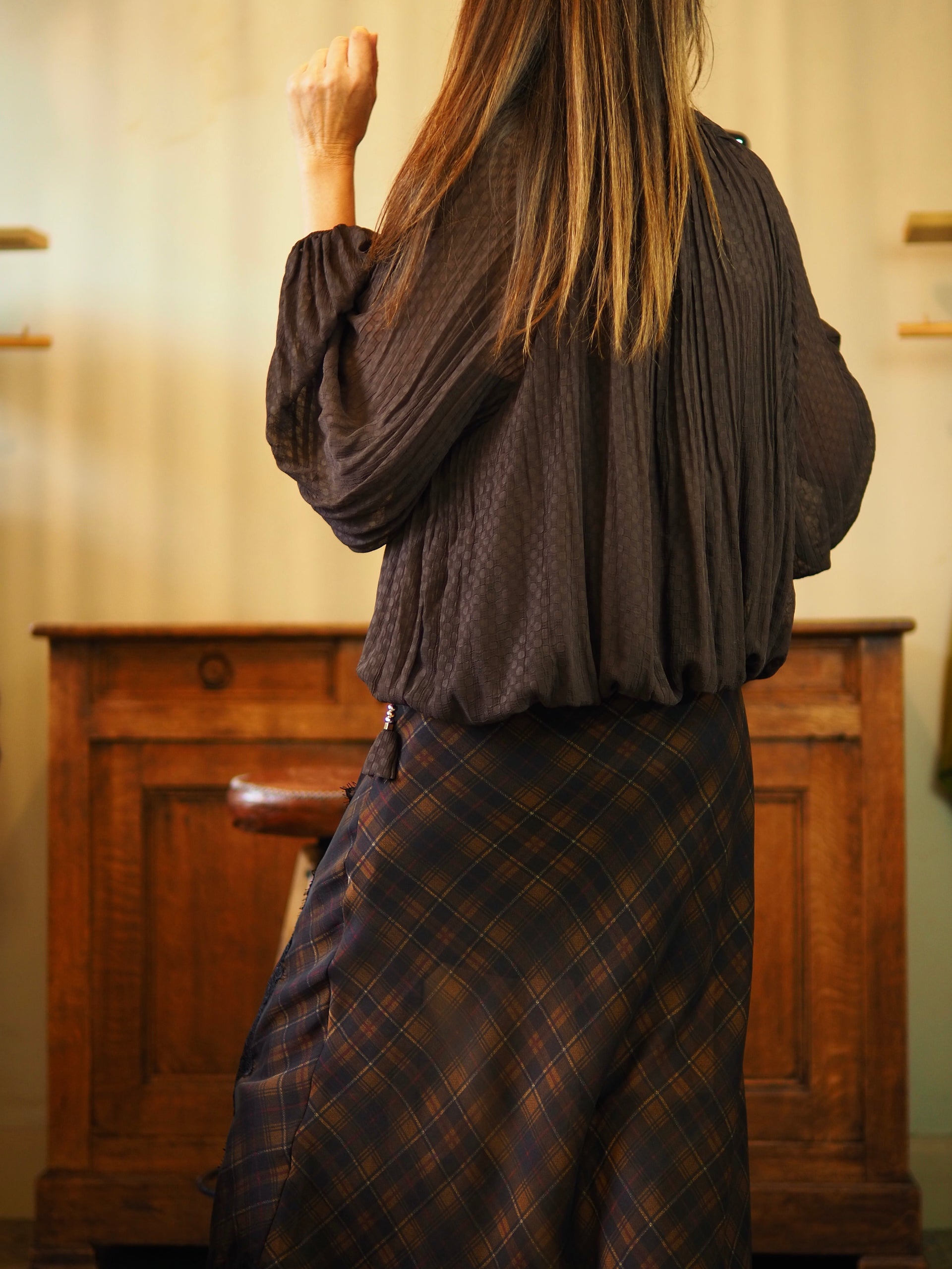 Magnifique blouse marron en voile. Le devant et le dos sont doublés. Le bas de la blouse est élastique. 2 cordons avec perles.

Taille S/M-36/38 et M/L-38/40.
100% Viscose .
S/M :Tour de poitrine 110cm Longueur dos 61cm.  M/L :Tour de poitrine 114cm Longueur dos 64cm.