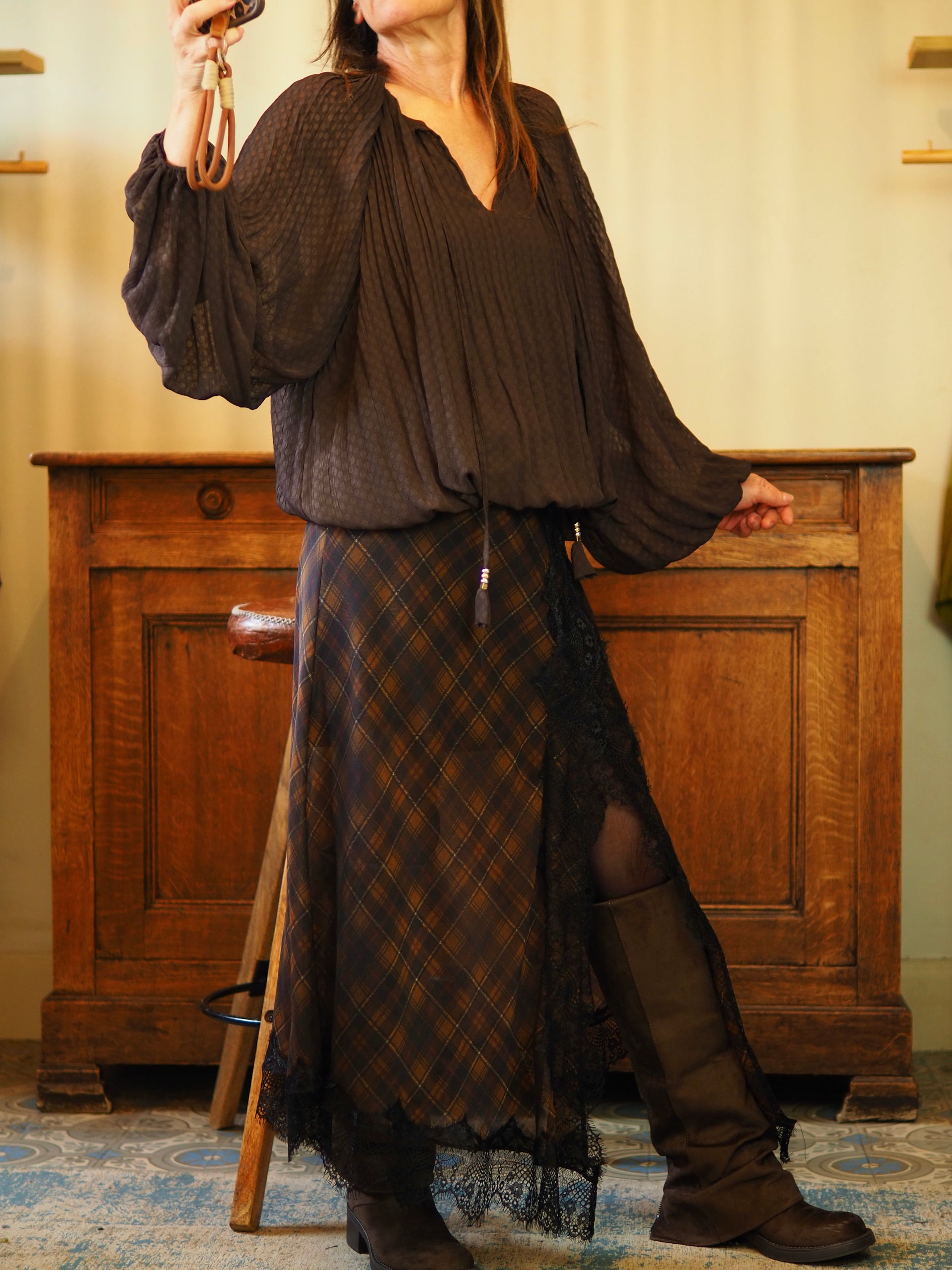 Magnifique blouse marron en voile. Le devant et le dos sont doublés. Le bas de la blouse est élastique. 2 cordons avec perles.

Taille S/M-36/38 et M/L-38/40.
100% Viscose .
S/M :Tour de poitrine 110cm Longueur dos 61cm.  M/L :Tour de poitrine 114cm Longueur dos 64cm.