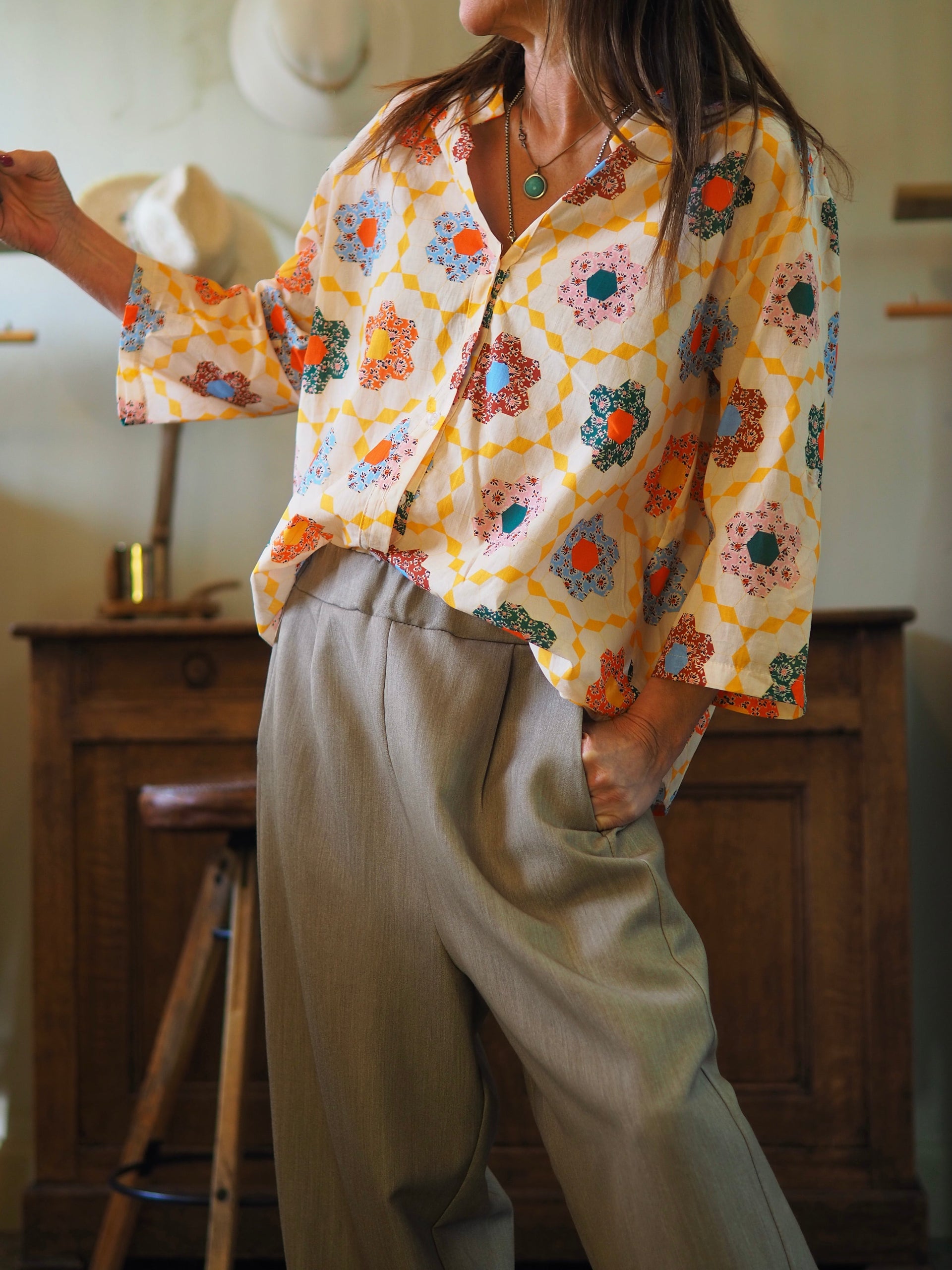 Blouse dans les tons orangés. Manches 3/4.

Taille unique du 36 au 42.
100% Coton.
Tour de poitrine 118cm Longueur dos 63cm.