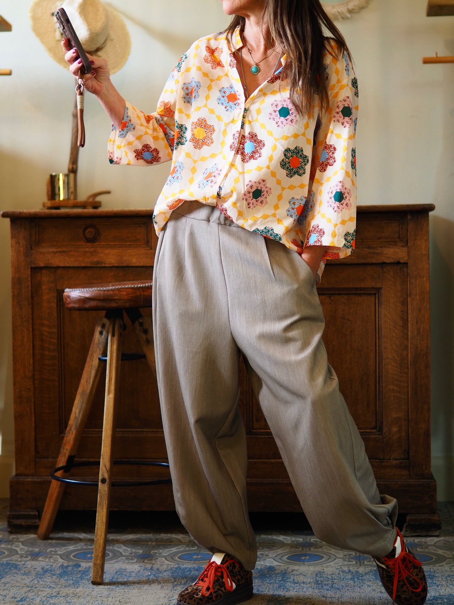 Blouse dans les tons orangés. Manches 3/4.

Taille unique du 36 au 42.
100% Coton.
Tour de poitrine 118cm Longueur dos 63cm.