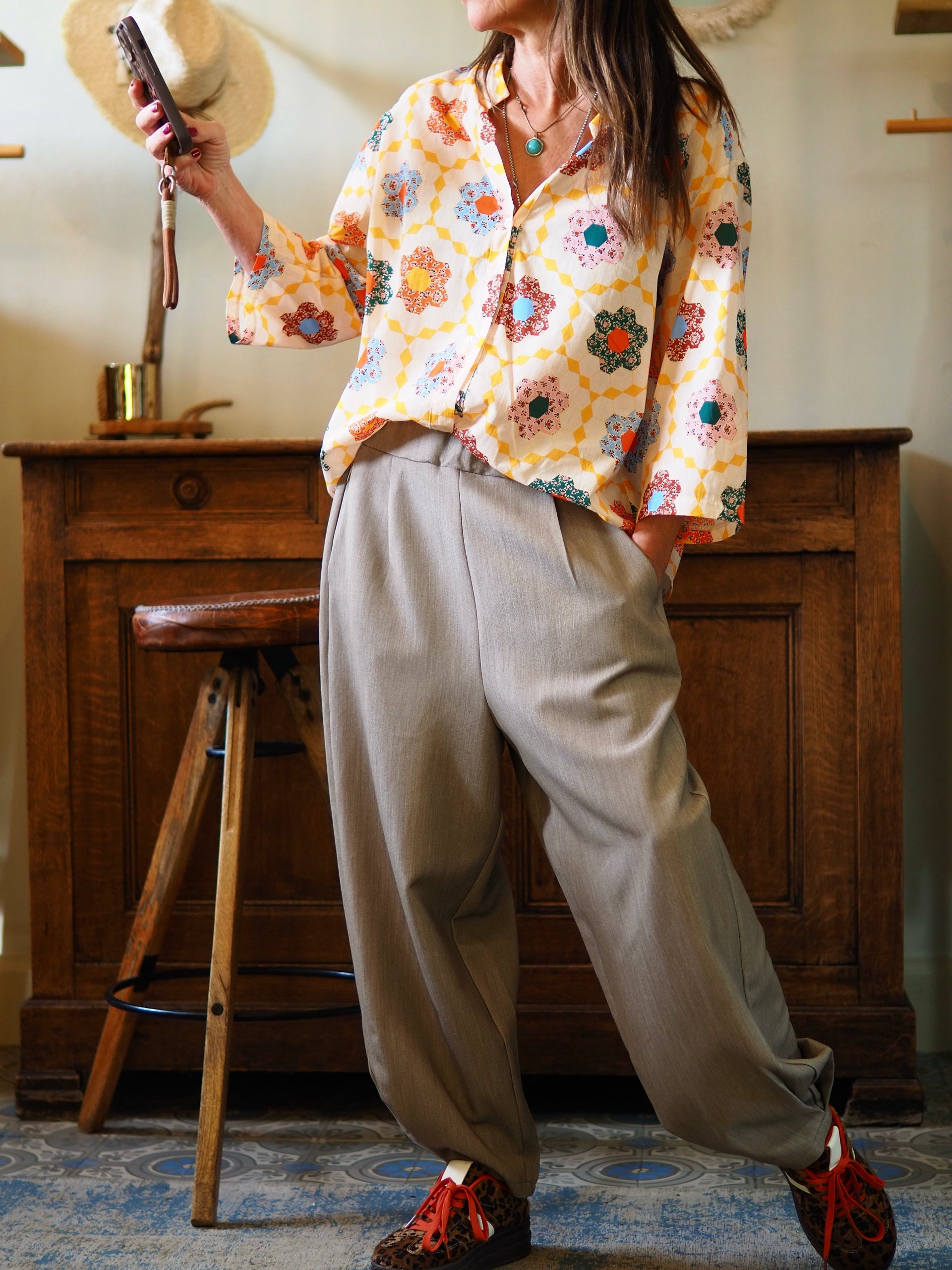 Blouse dans les tons orangés. Manches 3/4.

Taille unique du 36 au 42.
100% Coton.
Tour de poitrine 118cm Longueur dos 63cm.