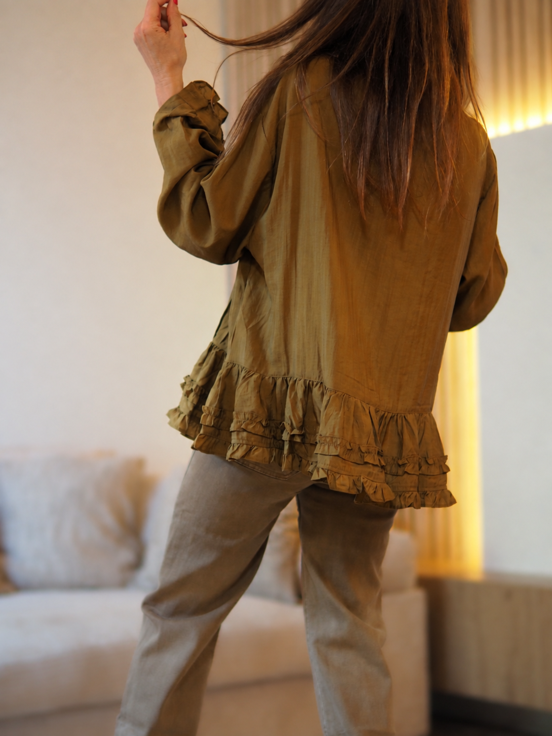 Taille unique convient du 36 au 40

Mesures : Tour de poitrine 114cm Longueur dos 67cm.&nbsp;
Composition : 100% Lyocel.
Cathy mesure 1m66 fait un 36 et porte une taille unique.


Blouse kaki/moutarde.