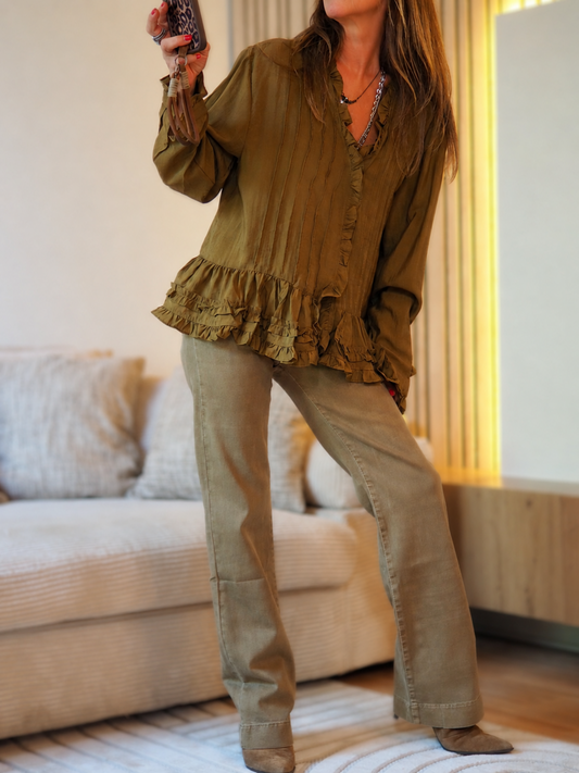Taille unique convient du 36 au 40

Mesures : Tour de poitrine 114cm Longueur dos 67cm.&nbsp;
Composition : 100% Lyocel.
Cathy mesure 1m66 fait un 36 et porte une taille unique.


Blouse kaki/moutarde.