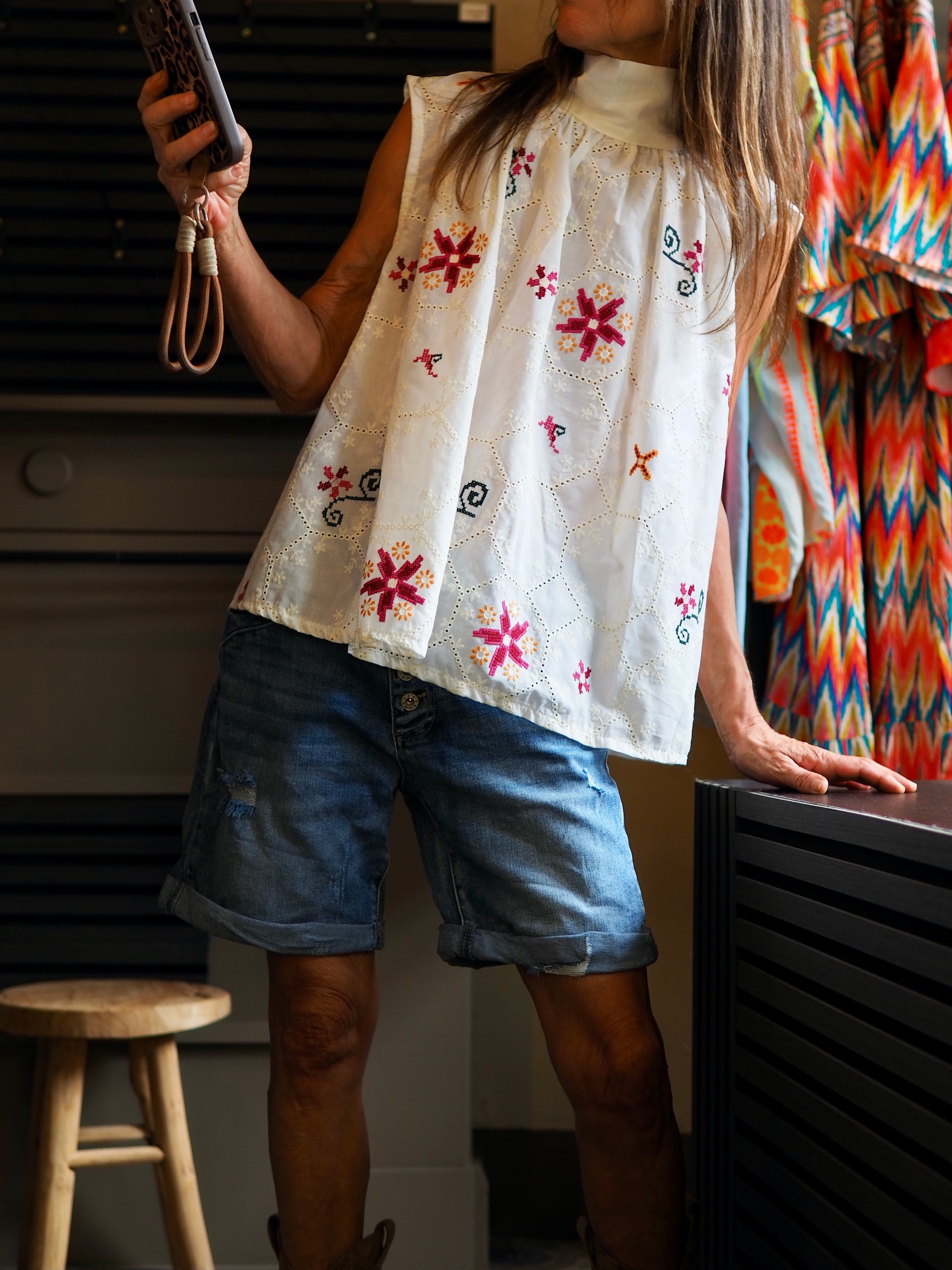 Taille unique convient du 36 au 44.

Mesures : Tour de poitrine 158cm Longueur dos 59cm.
Composition : 62% Coton 38% Polyester.
Cathy mesure 1m66 fait un 36 et porte une taille unique.


Blouse broderies. A nouer dans le cou, ouverte dans le dos.&nbsp;