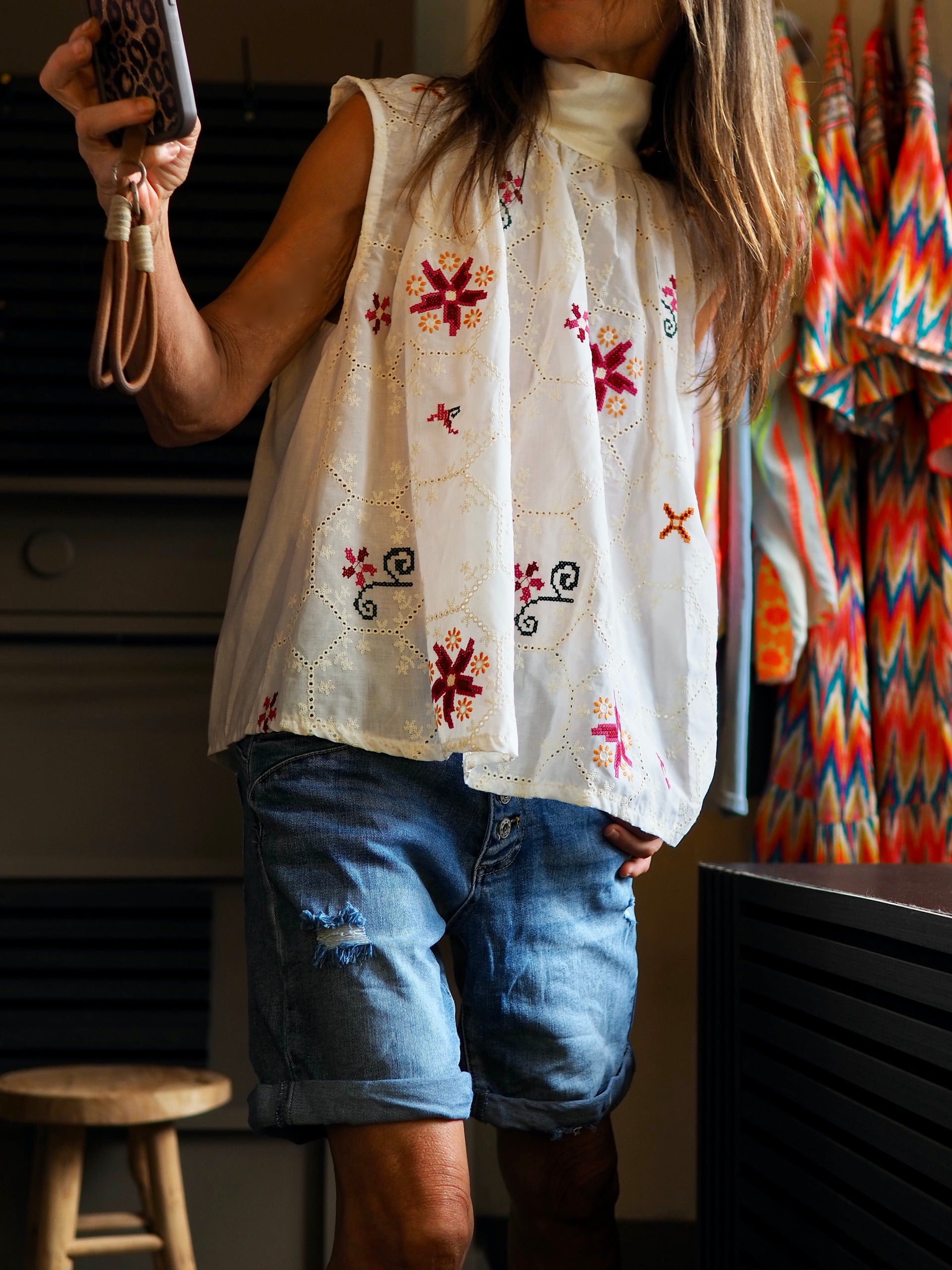 Taille unique convient du 36 au 44.

Mesures : Tour de poitrine 158cm Longueur dos 59cm.
Composition : 62% Coton 38% Polyester.
Cathy mesure 1m66 fait un 36 et porte une taille unique.


Blouse broderies. A nouer dans le cou, ouverte dans le dos.&nbsp;