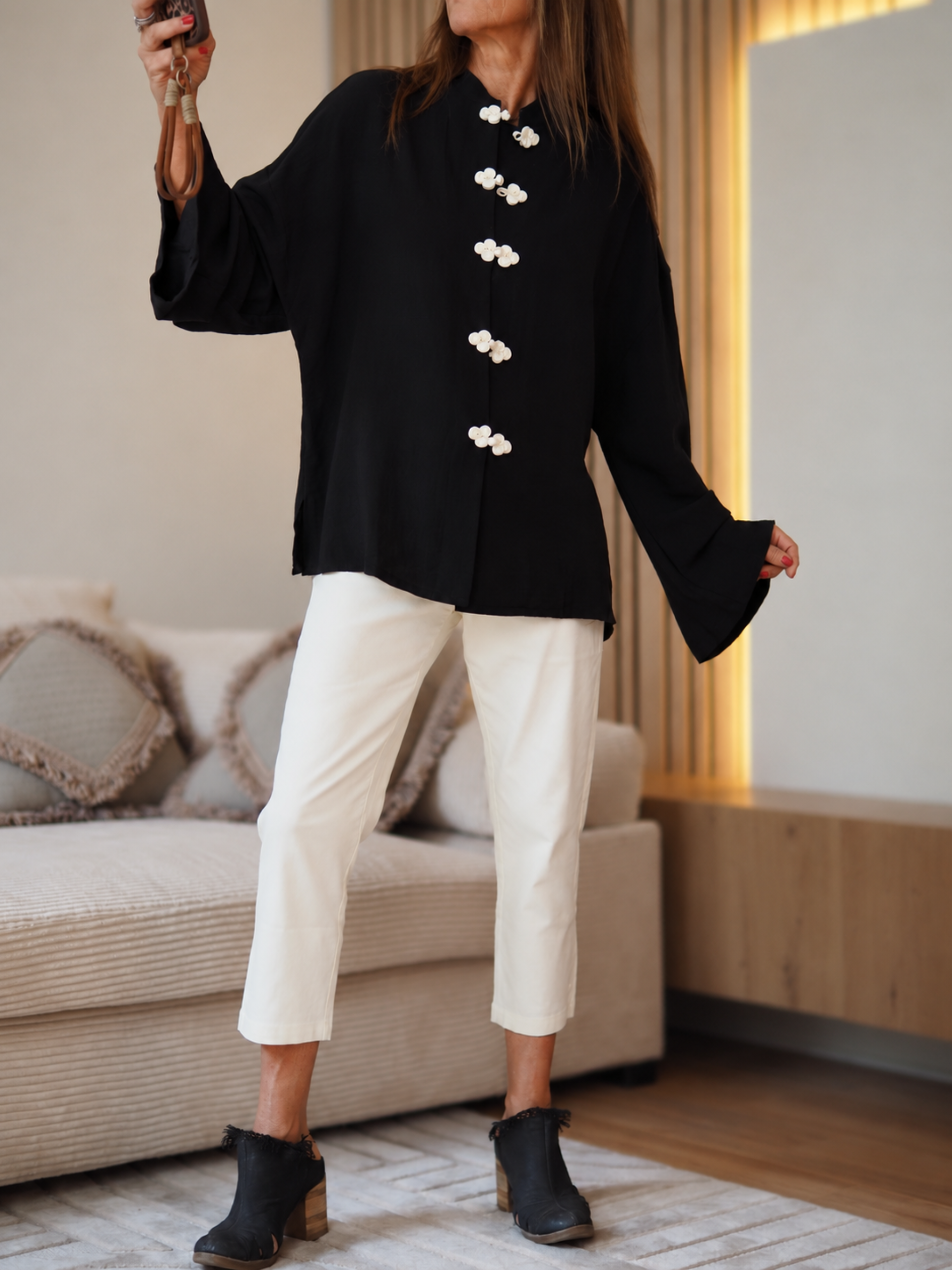 Taille S/M(36/40) et M/L(38/42)

Mesures : S/M : Tour de poitrine 120cm Longueur dos 67cm. M : Tour de poitrine 124cm Longueur dos 68cm.
Composition : 50% Viscose 40% Coton 10% Lin.
Cathy mesure 1m66 fait un 36 et porte une taille S/M.


Blouse fluide noire col mao. Boutons en passementerie écru.