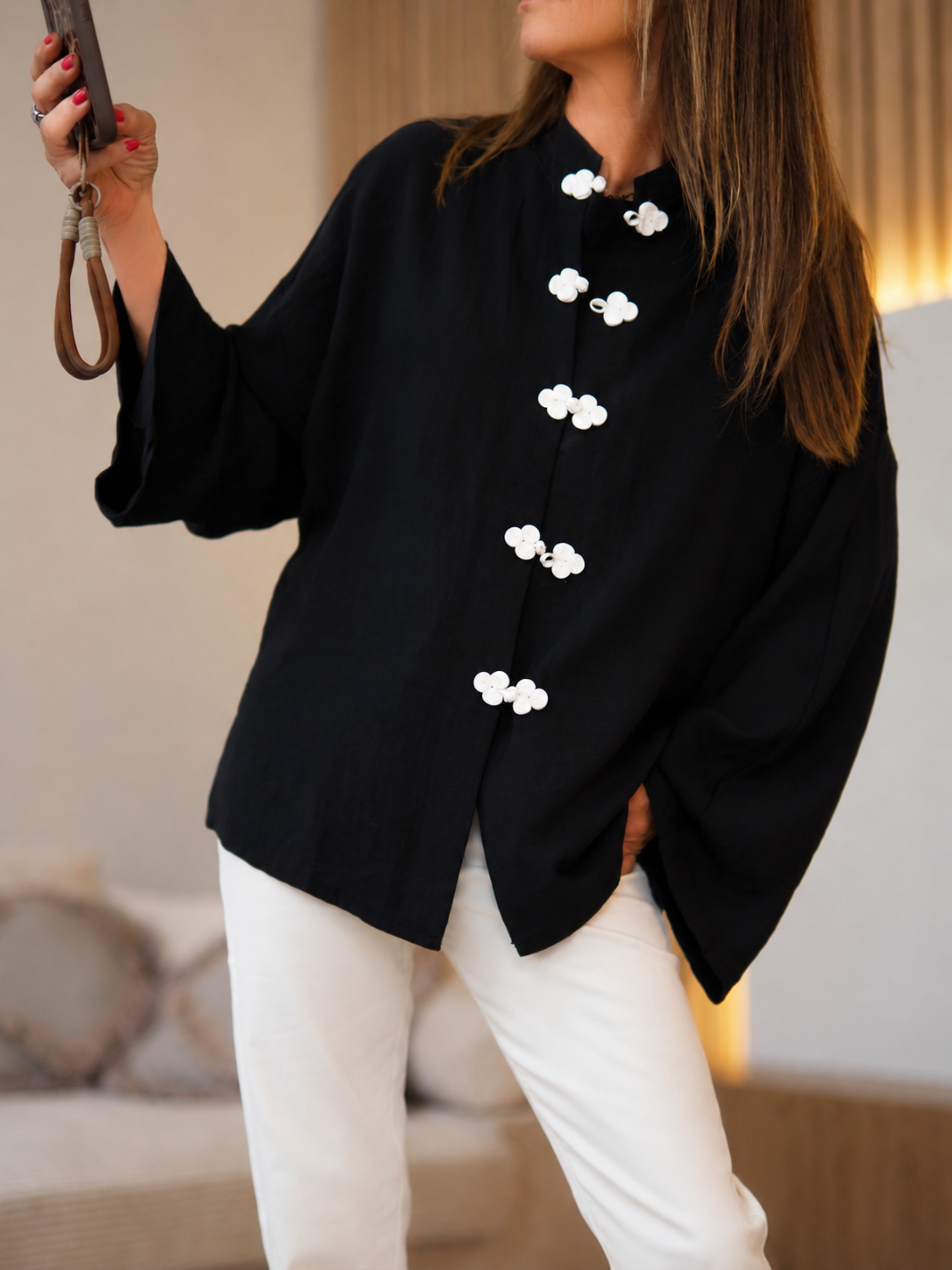 Taille S/M(36/40) et M/L(38/42)

Mesures : S/M : Tour de poitrine 120cm Longueur dos 67cm. M : Tour de poitrine 124cm Longueur dos 68cm.
Composition : 50% Viscose 40% Coton 10% Lin.
Cathy mesure 1m66 fait un 36 et porte une taille S/M.


Blouse fluide noire col mao. Boutons en passementerie écru.