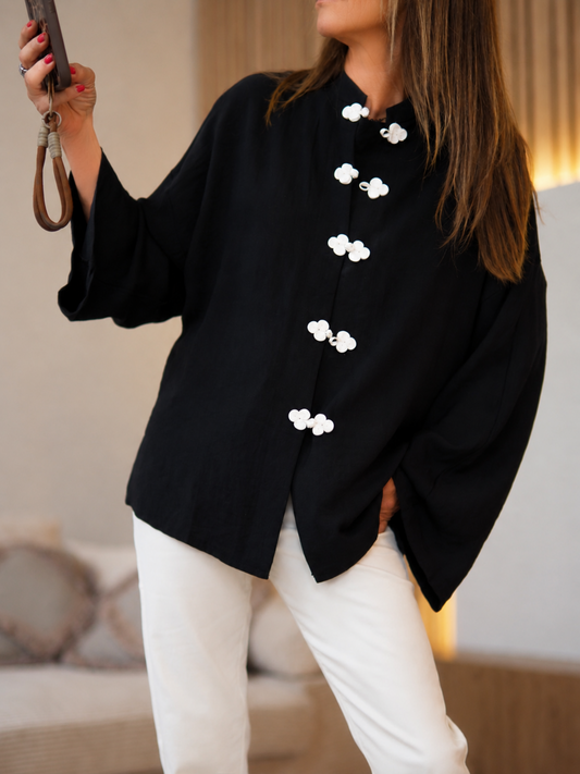 Taille S/M(36/40) et M/L(38/42)

Mesures : S/M : Tour de poitrine 120cm Longueur dos 67cm. M : Tour de poitrine 124cm Longueur dos 68cm.
Composition : 50% Viscose 40% Coton 10% Lin.
Cathy mesure 1m66 fait un 36 et porte une taille S/M.


Blouse fluide noire col mao. Boutons en passementerie écru.