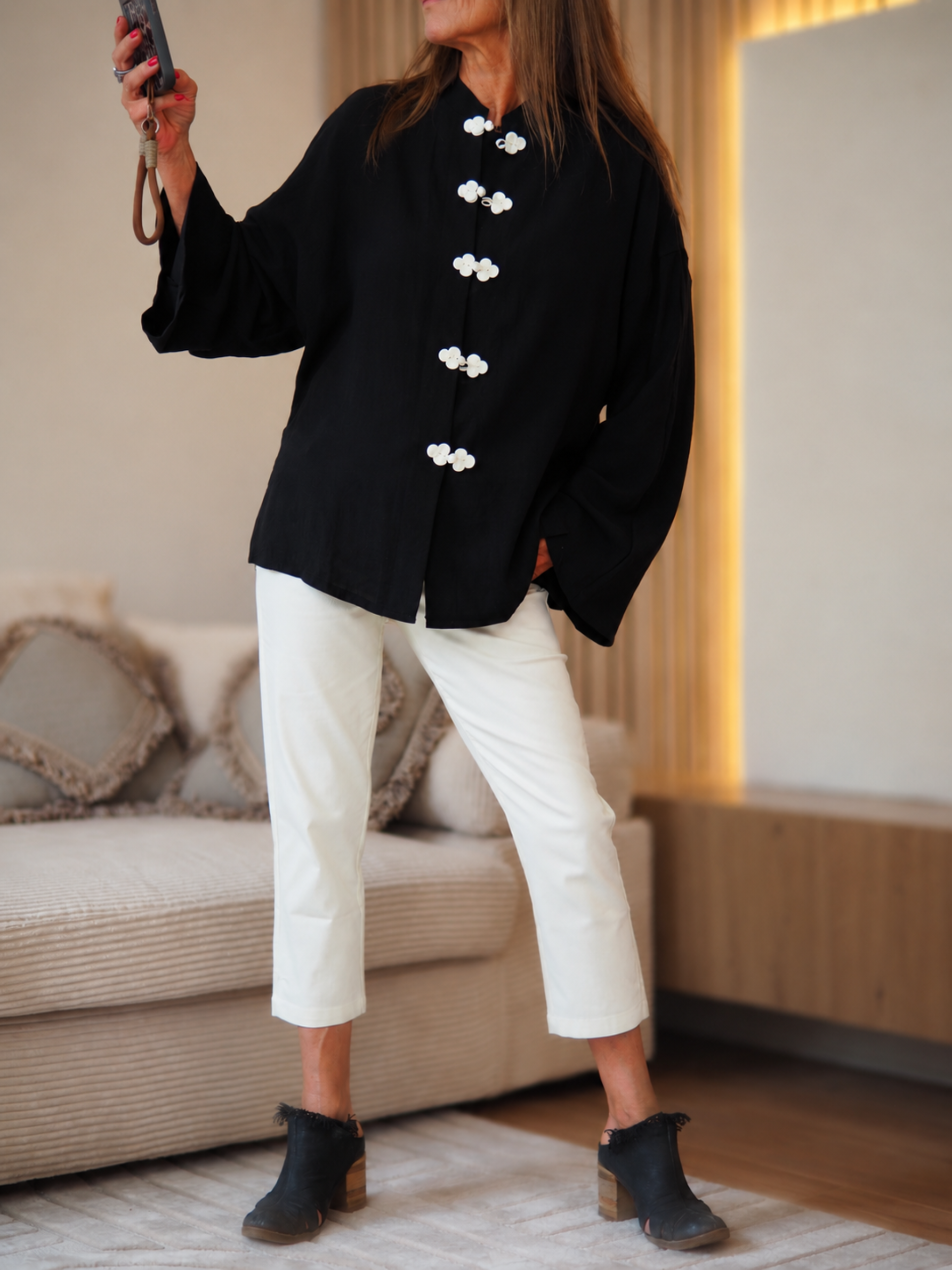 Taille S/M(36/40) et M/L(38/42)

Mesures : S/M : Tour de poitrine 120cm Longueur dos 67cm. M : Tour de poitrine 124cm Longueur dos 68cm.
Composition : 50% Viscose 40% Coton 10% Lin.
Cathy mesure 1m66 fait un 36 et porte une taille S/M.


Blouse fluide noire col mao. Boutons en passementerie écru.
