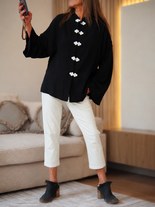 Taille S-36, M-38 et L-40.

Composition : 80% Coton 20% Spandex.
Cathy mesure 1m66 fait un 36 et porte une taille S.

Pantacourt écru/beige.