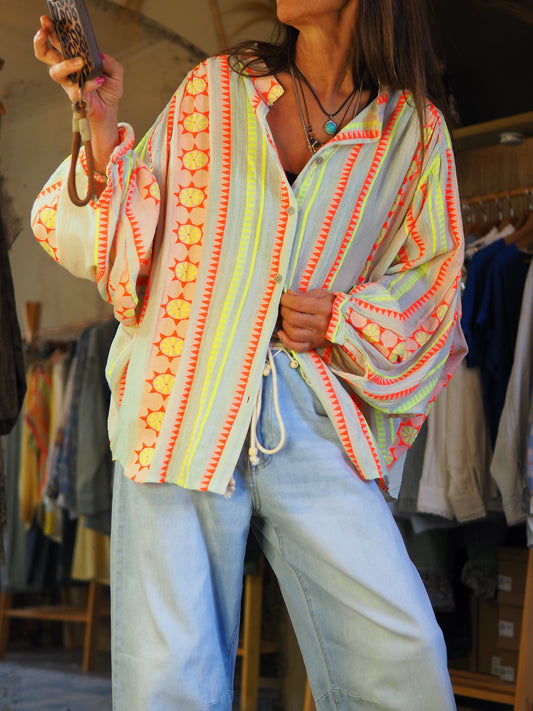 Taille unique convient du 36 au 48.

Mesures : Tour de poitrine 192cm Longeur dos 70cm.
Composition : 37% Coton 34% Viscose 29% Polyester.
Cathy mesure 1m66 fait un 36 et porte une taille unique.


Blouse fond vert pastel aux broderies fluos pleines de soleil . Manches bouffantes.