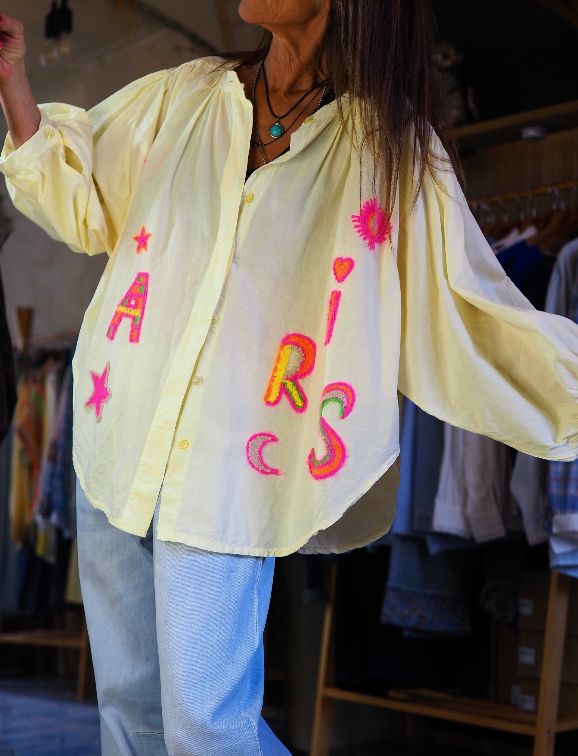 Taille unique convient du 36 au 46.

Mesures : Tour de poitrine 146cm Longeur dos 70cm.
Composition : 100% Coton.
Cathy mesure 1m66 fait un 36 et porte une taille unique.


Blouse jaune pastel à broderies fluos pleines de fun. Manches bouffantes.