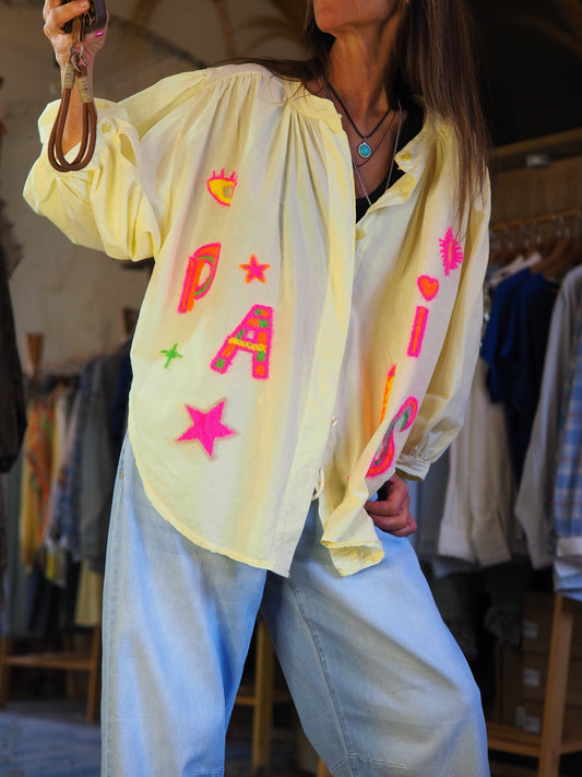 Taille unique convient du 36 au 46.

Mesures : Tour de poitrine 146cm Longeur dos 70cm.
Composition : 100% Coton.
Cathy mesure 1m66 fait un 36 et porte une taille unique.


Blouse jaune pastel à broderies fluos pleines de fun. Manches bouffantes.