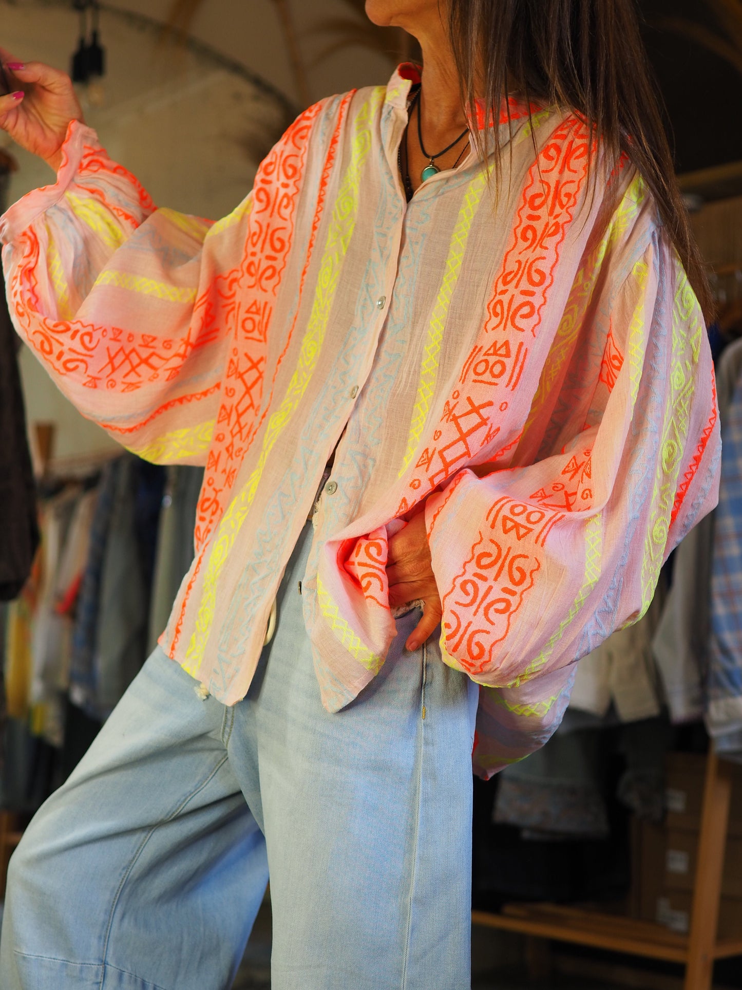 Taille unique convient du 36 au 48.

Mesures : Tour de poitrine 192cm Longeur dos 70cm.
Composition : 37% Coton 34% Viscose 29% Polyester.
Cathy mesure 1m66 fait un 36 et porte une taille unique.


Blouse fond rose pastel aux broderies fluos pleines de soleil . Manches bouffantes.