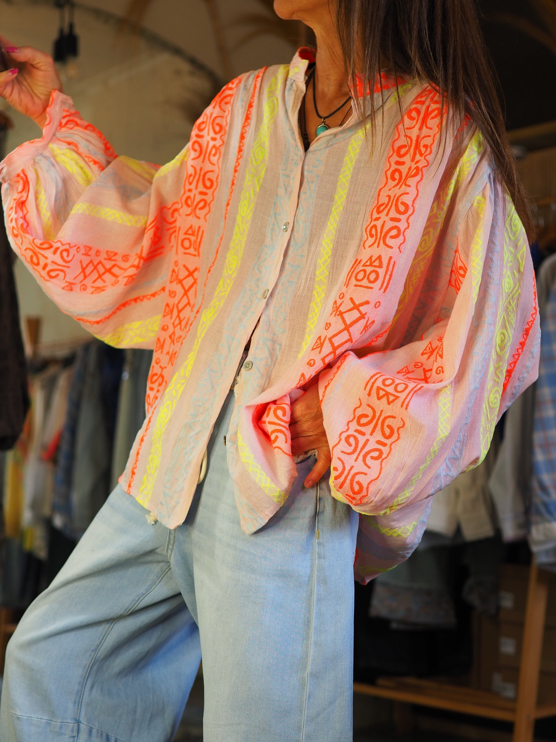 Taille unique convient du 36 au 48.

Mesures : Tour de poitrine 192cm Longeur dos 70cm.
Composition : 37% Coton 34% Viscose 29% Polyester.
Cathy mesure 1m66 fait un 36 et porte une taille unique.


Blouse fond rose pastel aux broderies fluos pleines de soleil . Manches bouffantes.