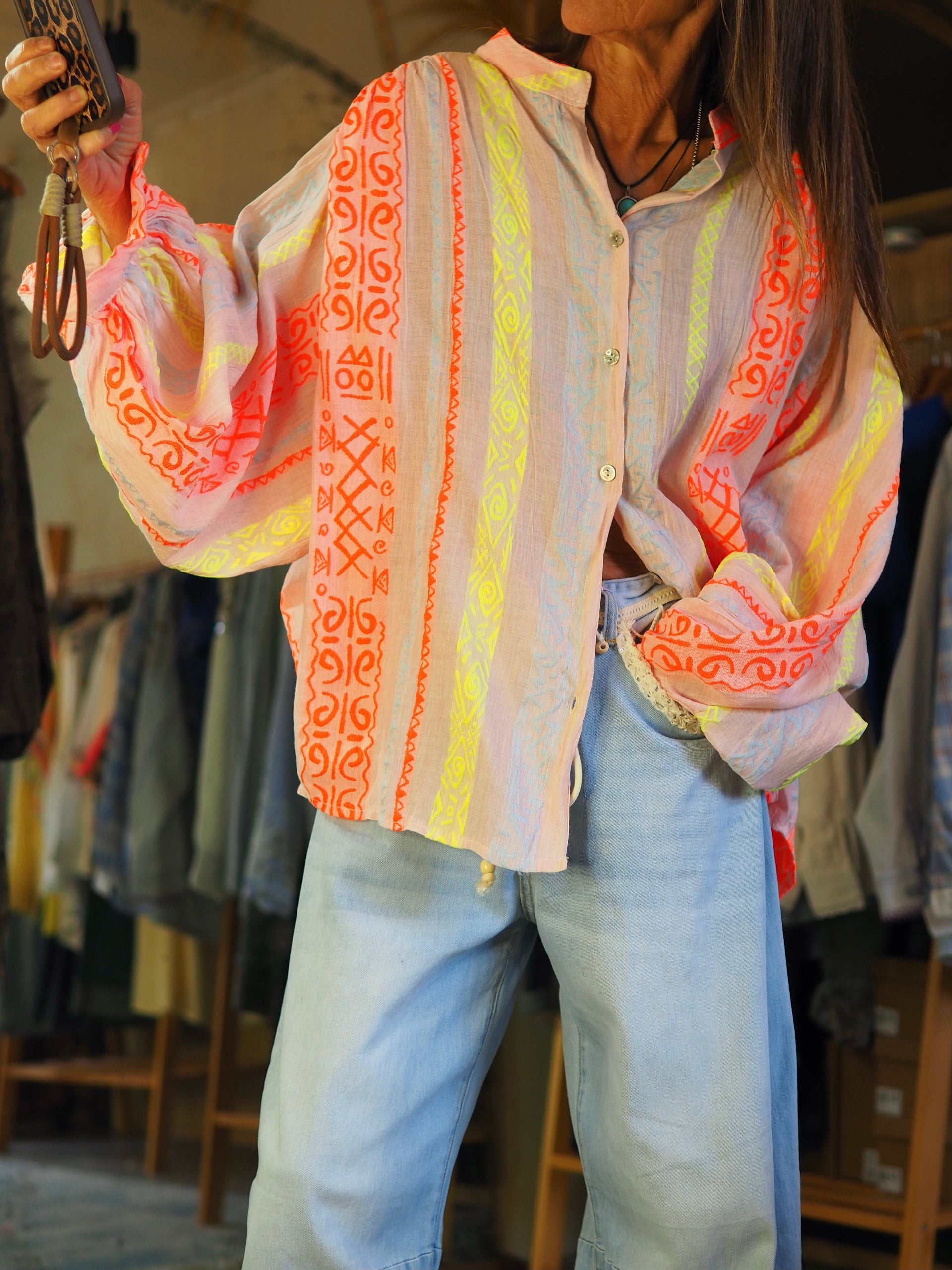 Taille unique convient du 36 au 48.

Mesures : Tour de poitrine 192cm Longeur dos 70cm.
Composition : 37% Coton 34% Viscose 29% Polyester.
Cathy mesure 1m66 fait un 36 et porte une taille unique.


Blouse fond rose pastel aux broderies fluos pleines de soleil . Manches bouffantes.
