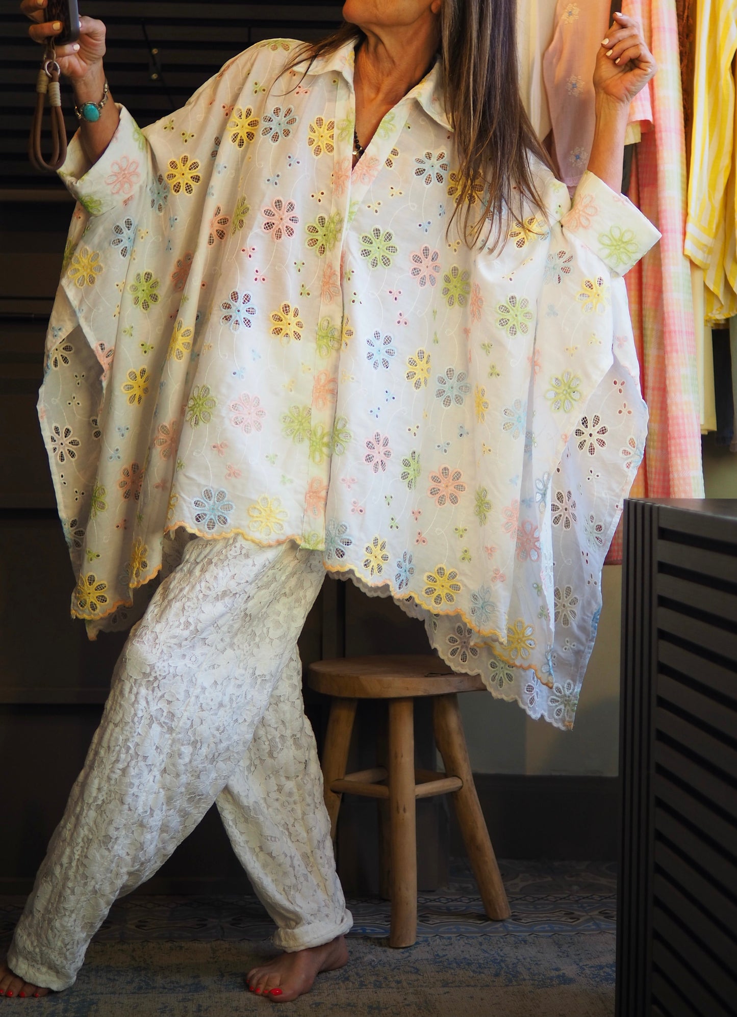 Taille unique convient du 36 au 46.

Mesures : Tour de&nbsp; poitrine 280cm longueur dos 80cm.
Composition : 100% Coton.
Cathy mesure 1m66 fait un 36 et porte une taille unique.


Chemise/cape oversize en broderies Anglaises blanches et pastels.