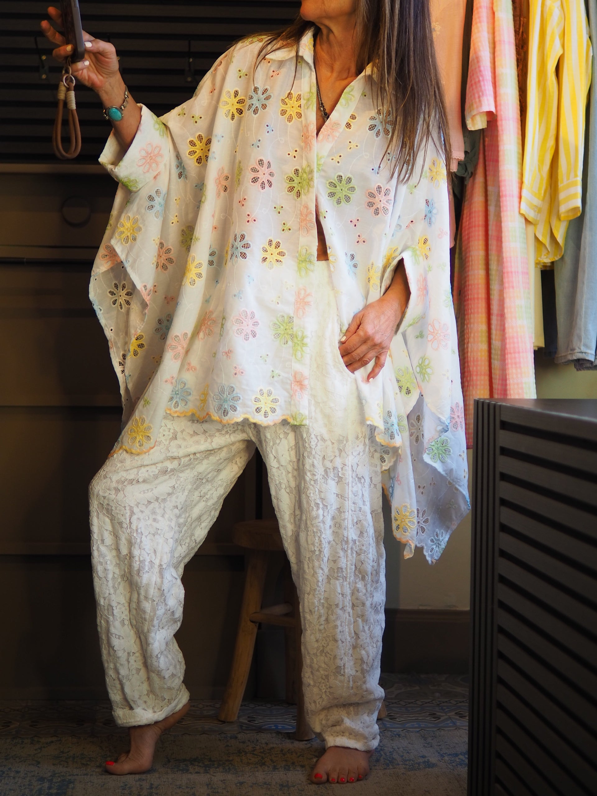 Taille unique convient du 36 au 46.

Mesures : Tour de&nbsp; poitrine 280cm longueur dos 80cm.
Composition : 100% Coton.
Cathy mesure 1m66 fait un 36 et porte une taille unique.


Chemise/cape oversize en broderies Anglaises blanches et pastels.