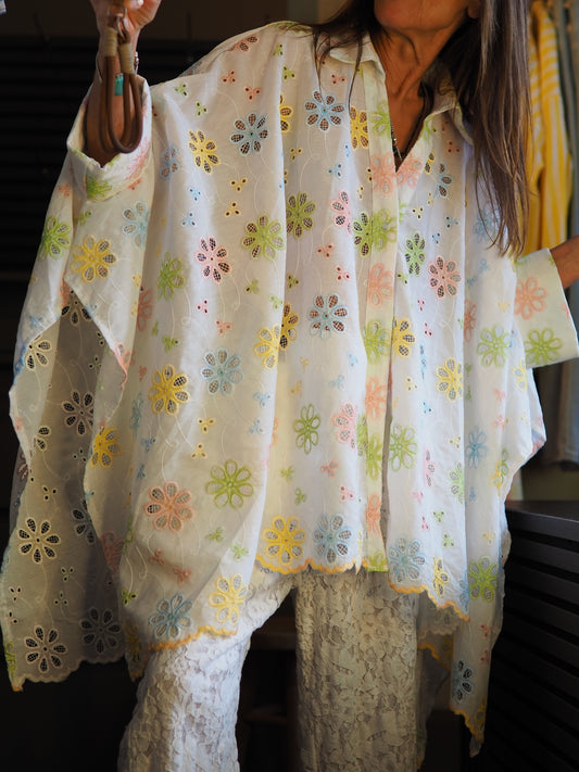 Taille unique convient du 36 au 46.

Mesures : Tour de&nbsp; poitrine 280cm longueur dos 80cm.
Composition : 100% Coton.
Cathy mesure 1m66 fait un 36 et porte une taille unique.


Chemise/cape oversize en broderies Anglaises blanches et pastels.
