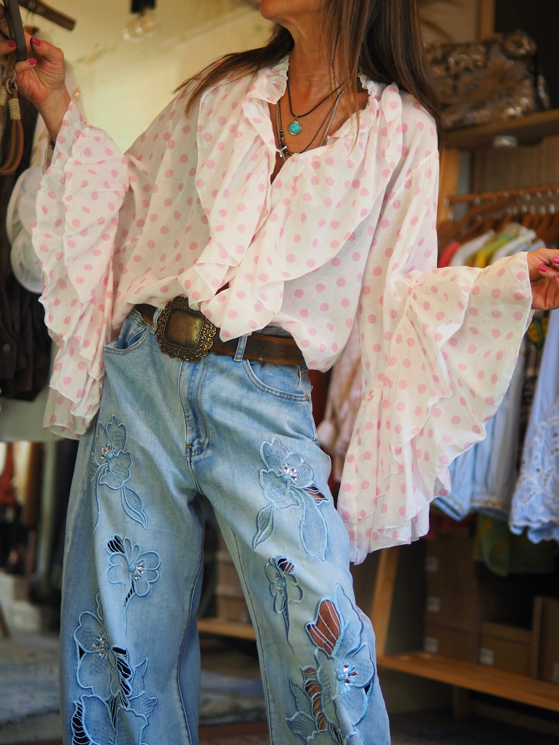 Blouse fluide blanche à pois roses, avec volants romantiques et manches évasées. Légère et féminine, idéale pour un look chic bohème.

Taille unique du 36 au 42.
100% Coton.
Tour de poitrine 126cm Longueur dos 63cm.