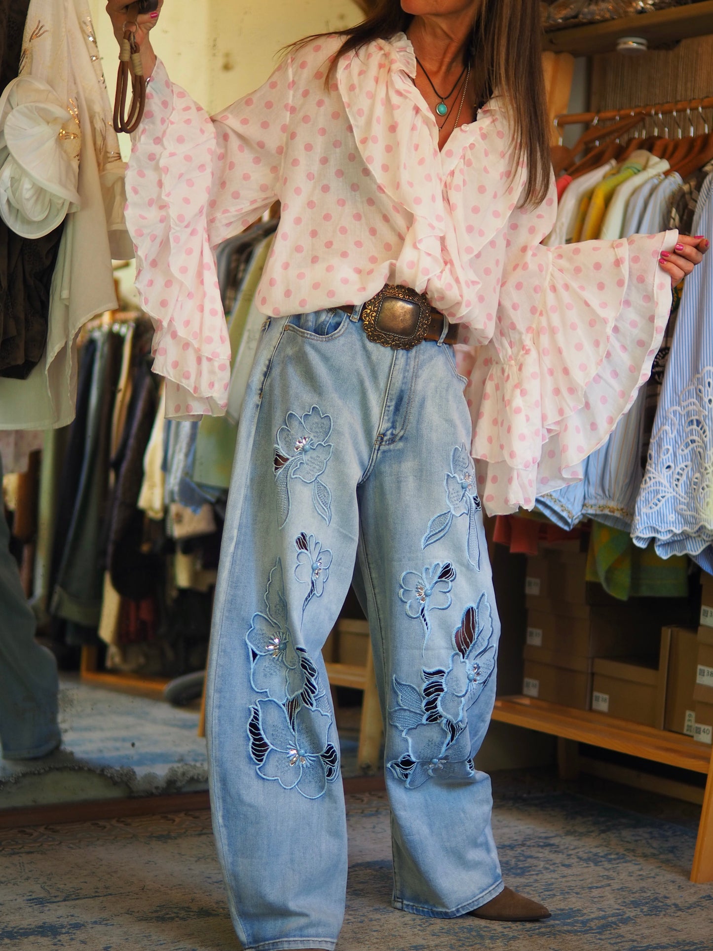 Blouse fluide blanche à pois roses, avec volants romantiques et manches évasées. Légère et féminine, idéale pour un look chic bohème.

Taille unique du 36 au 42.
100% Coton.
Tour de poitrine 126cm Longueur dos 63cm.