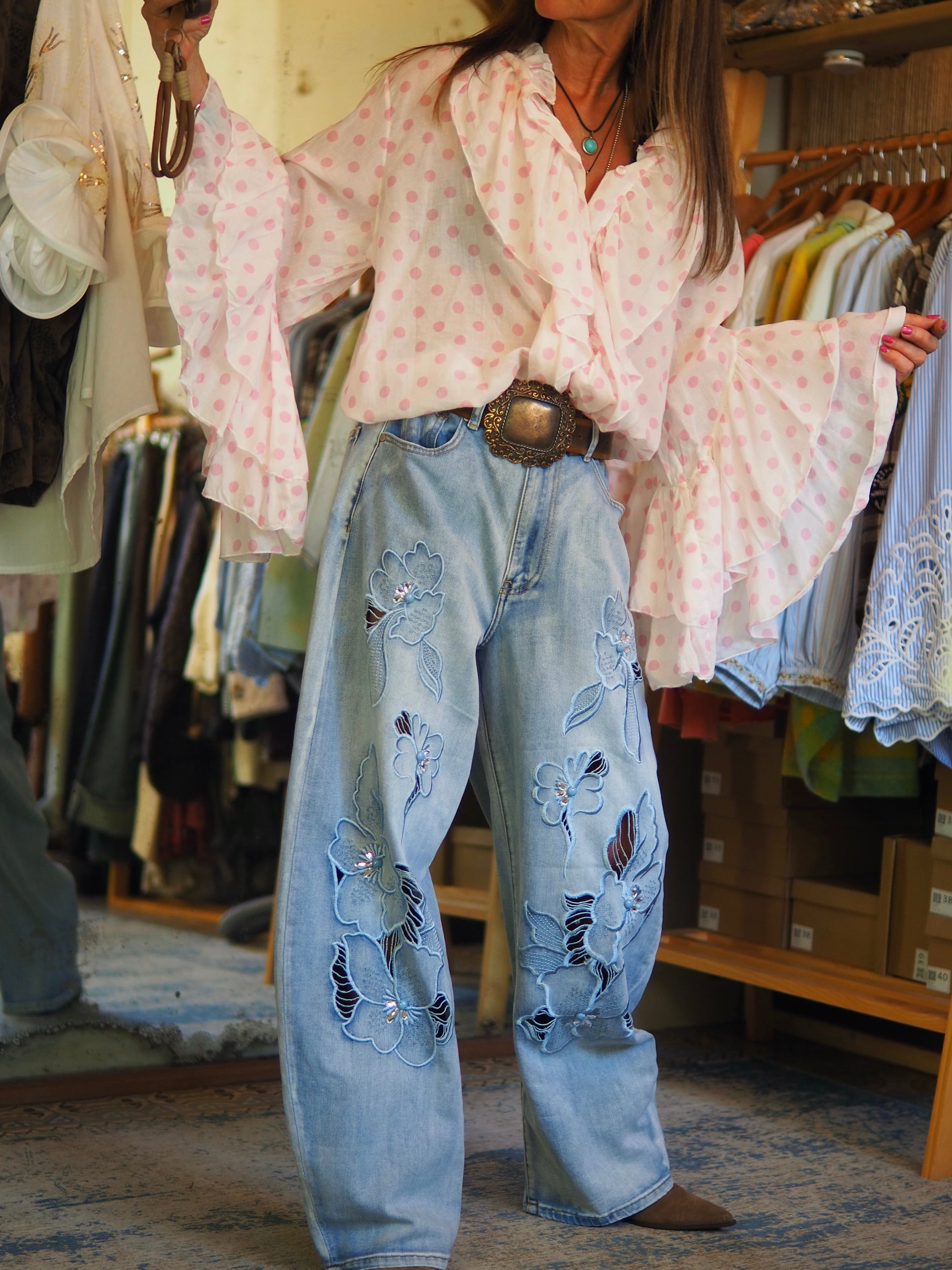 Blouse fluide blanche à pois roses, avec volants romantiques et manches évasées. Légère et féminine, idéale pour un look chic bohème.

Taille unique du 36 au 42.
100% Coton.
Tour de poitrine 126cm Longueur dos 63cm.