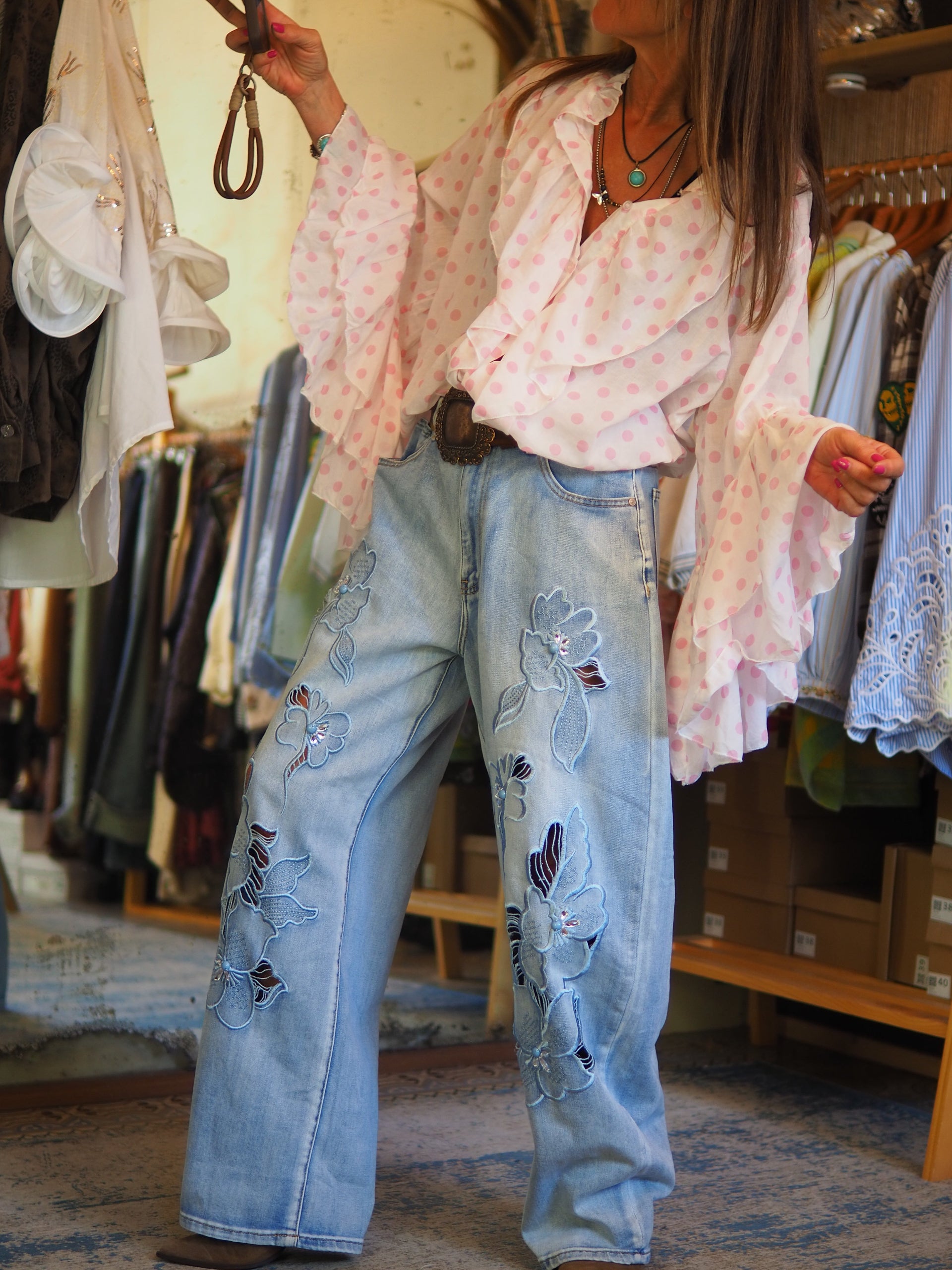 Blouse fluide blanche à pois roses, avec volants romantiques et manches évasées. Légère et féminine, idéale pour un look chic bohème.

Taille unique du 36 au 42.
100% Coton.
Tour de poitrine 126cm Longueur dos 63cm.