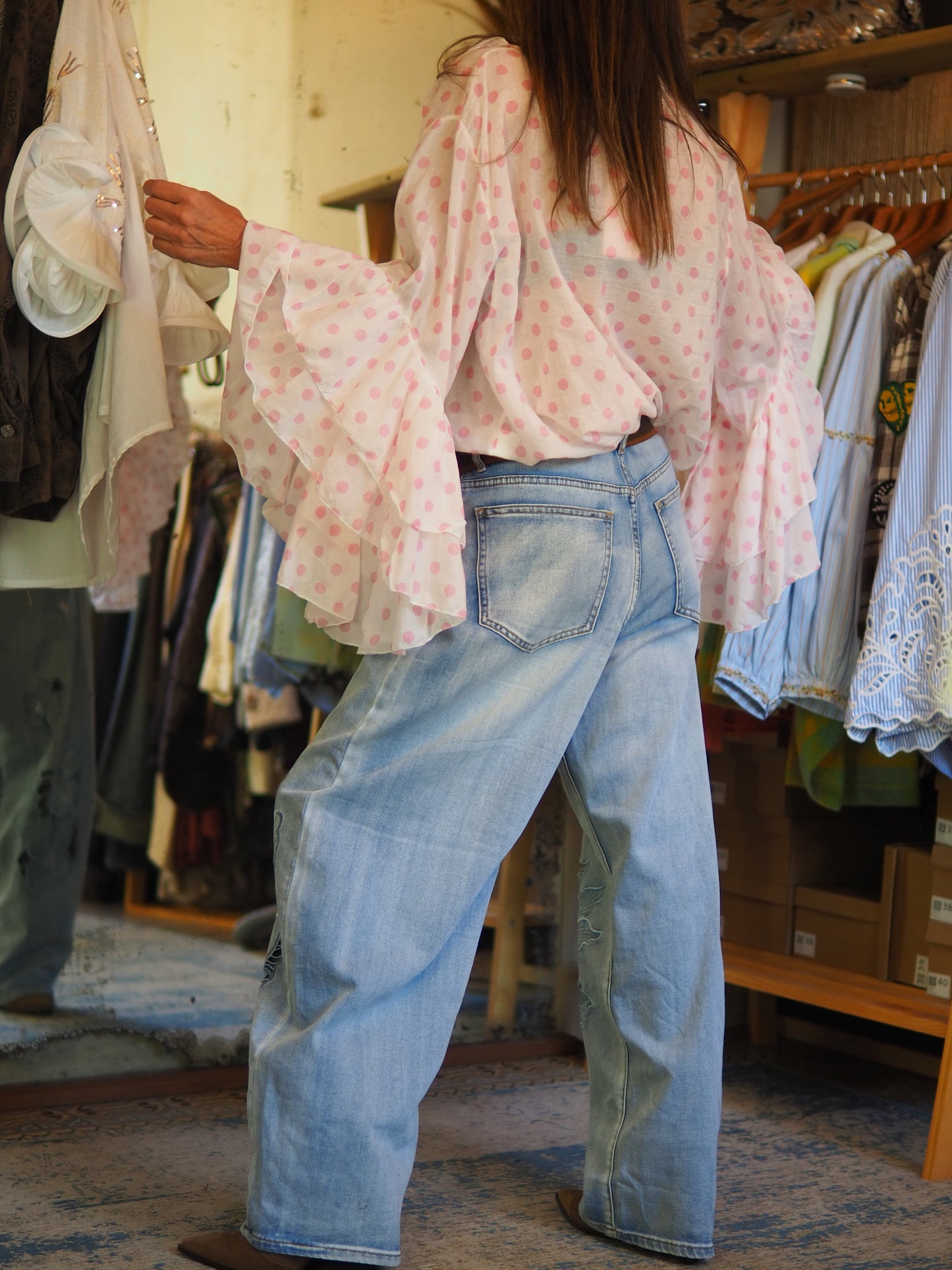 Blouse fluide blanche à pois roses, avec volants romantiques et manches évasées. Légère et féminine, idéale pour un look chic bohème.

Taille unique du 36 au 42.
100% Coton.
Tour de poitrine 126cm Longueur dos 63cm.