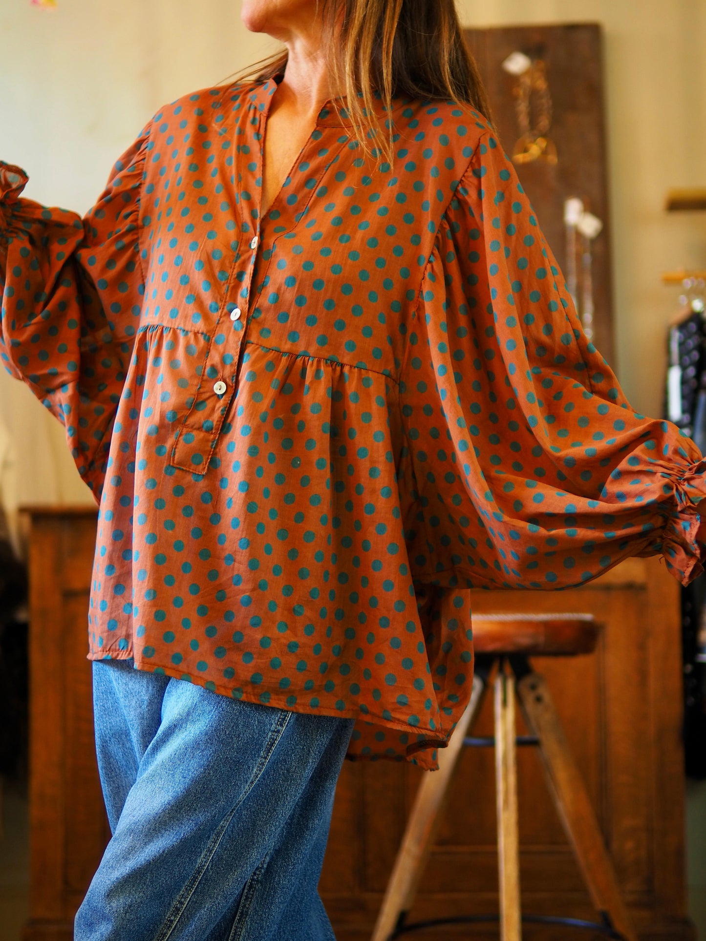 Blouse en voile de coton rouille avec pois bleu canard. Manches bouffantes.

Taille unique convient du 36 au 44.
100% Coton.
Tour de poitrine 150cm Longueur dos 75cm.