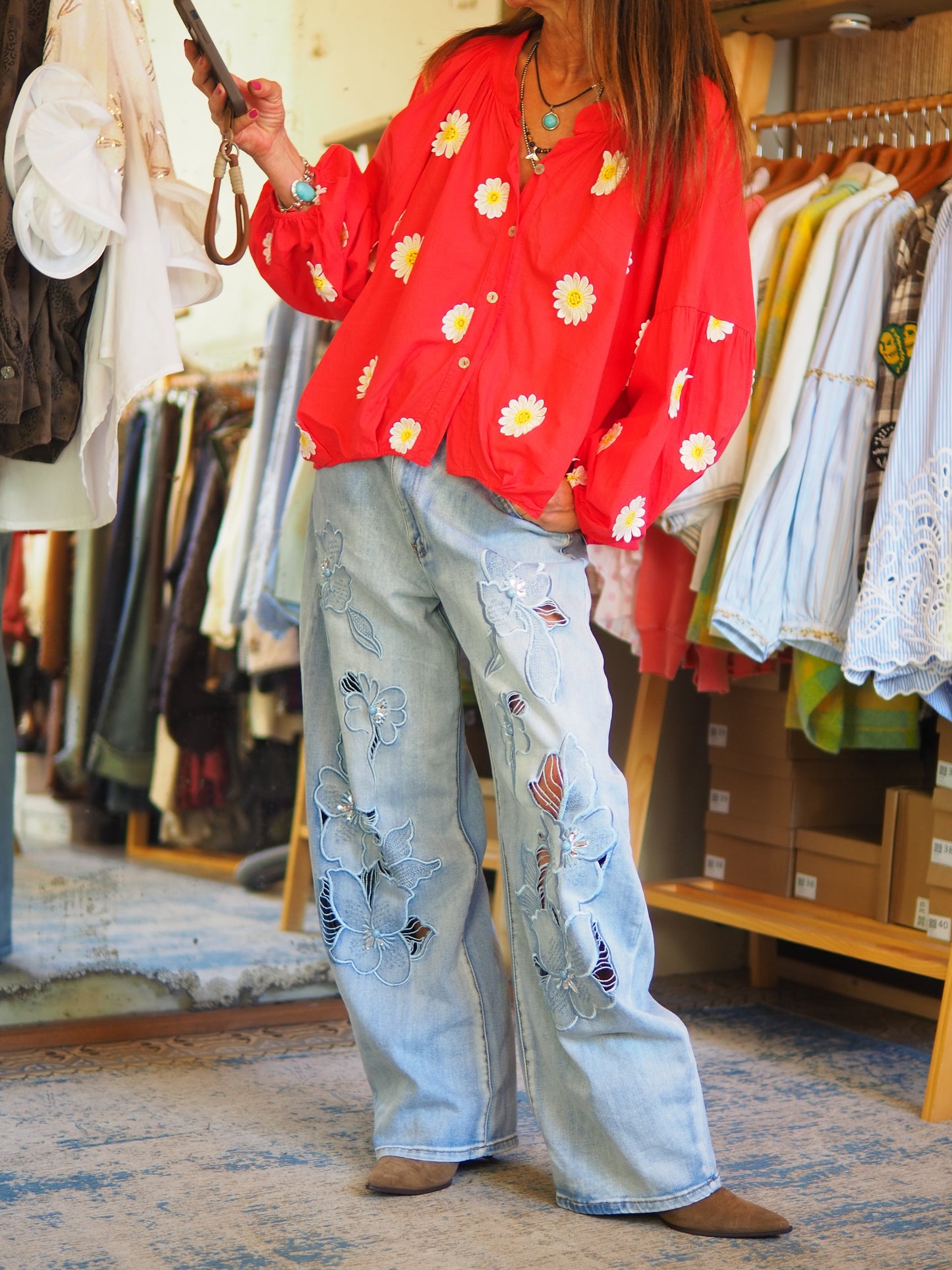 Blouse rouge fluide ornée de marguerites, avec manches longues légèrement bouffantes et fermeture boutonnée. Une pièce lumineuse et féminine pour un look frais et tendance.

Taille unique du 36 au 46.
100% Coton.
Tour de poitrine 154cm Longueur dos 58cm.