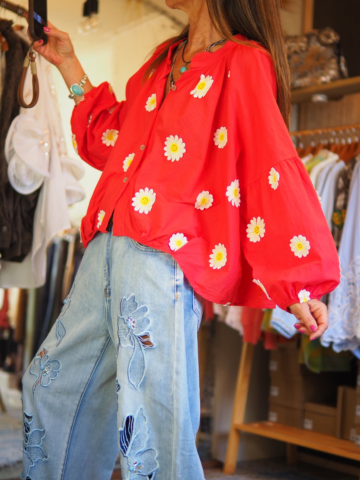 Blouse rouge fluide ornée de marguerites, avec manches longues légèrement bouffantes et fermeture boutonnée. Une pièce lumineuse et féminine pour un look frais et tendance.

Taille unique du 36 au 46.
100% Coton.
Tour de poitrine 154cm Longueur dos 58cm.
