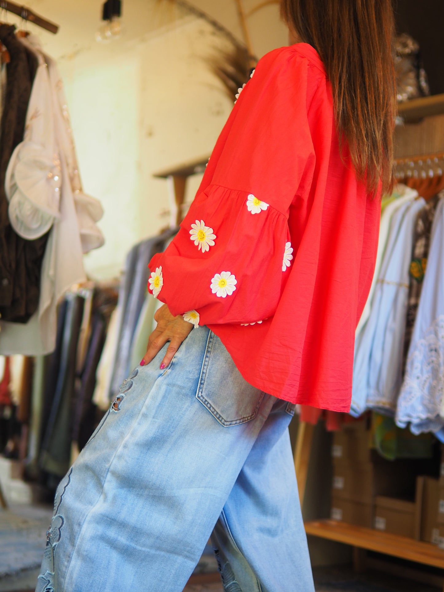 Blouse rouge fluide ornée de marguerites, avec manches longues légèrement bouffantes et fermeture boutonnée. Une pièce lumineuse et féminine pour un look frais et tendance.

Taille unique du 36 au 46.
100% Coton.
Tour de poitrine 154cm Longueur dos 58cm.