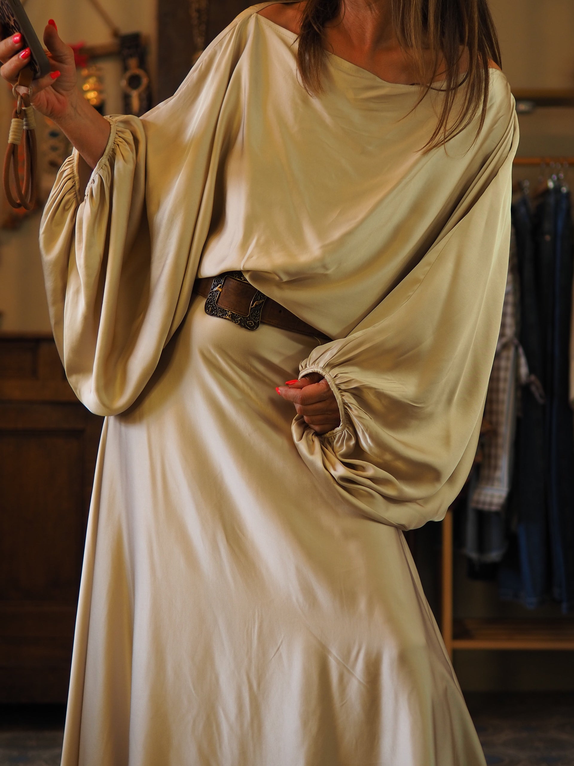 Blouse satin beige. Manches chauve-souris bouffantes. A porter avec la jupe Aria..

Taille unique convient du 36 au 46.
100% Viscose.
Longueur dos 54cm.