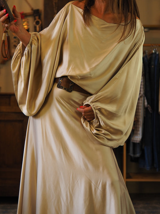 Blouse satin beige. Manches chauve-souris bouffantes. A porter avec la jupe Aria..

Taille unique convient du 36 au 46.
100% Viscose.
Longueur dos 54cm.