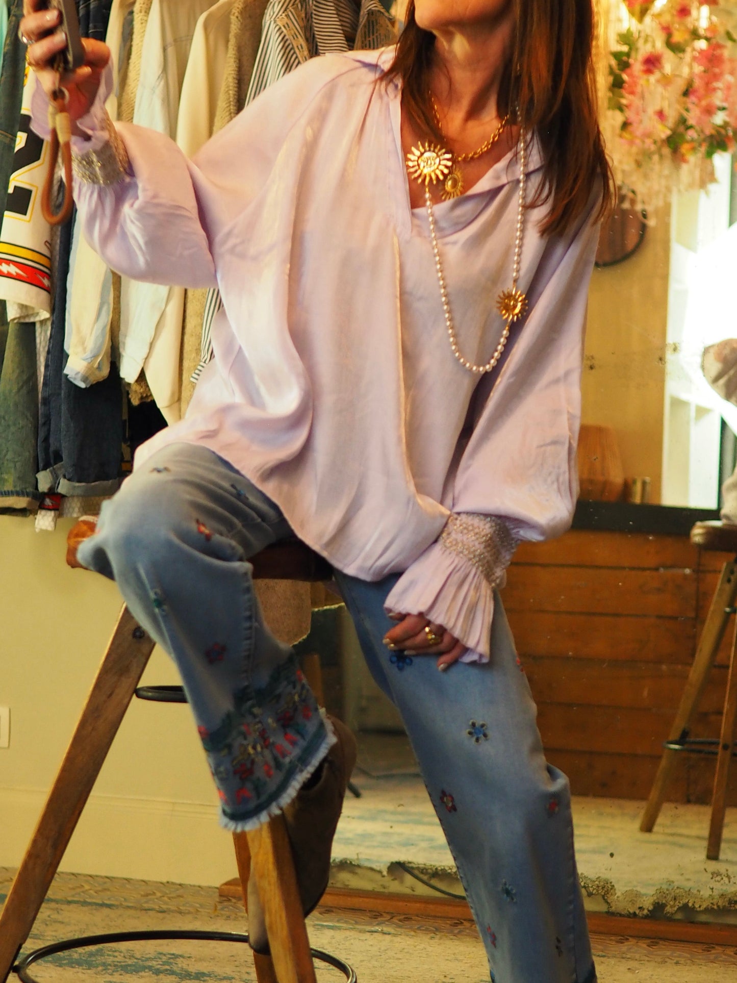 Blouse parme satinée avec détails poignets.

70% Viscose 30% Soie.
Taille unique convien du 36 au 44.
Tour de poitrine 136cm Longueur dos 74cm.