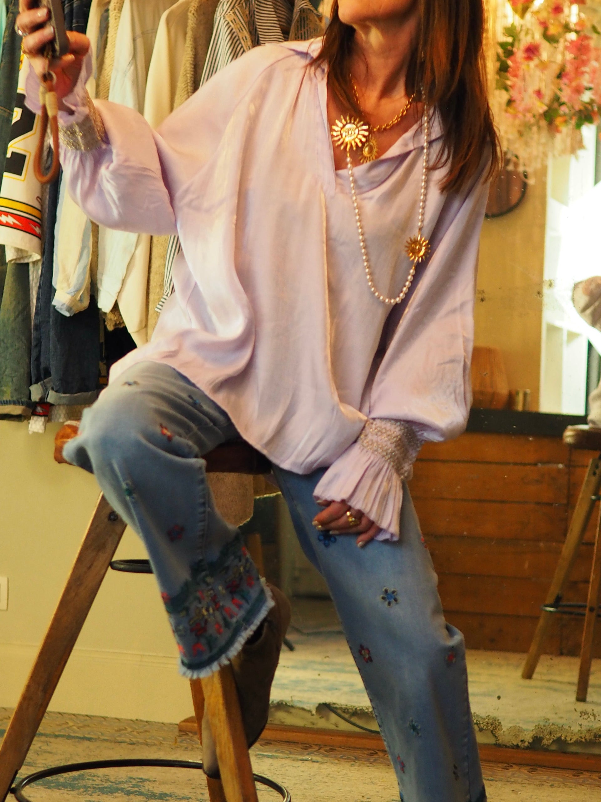 Blouse parme satinée avec détails poignets.

70% Viscose 30% Soie.
Taille unique convien du 36 au 44.
Tour de poitrine 136cm Longueur dos 74cm.