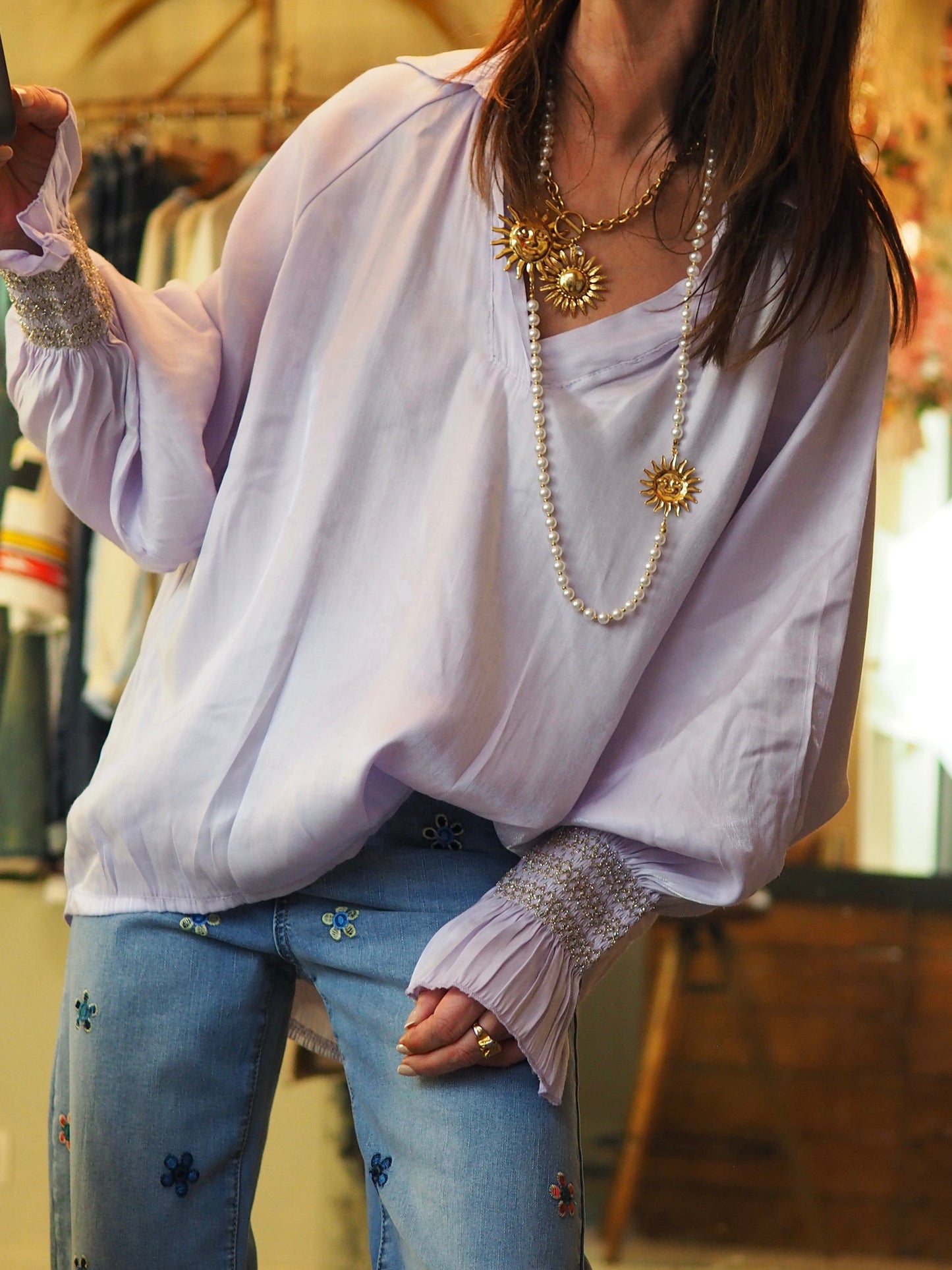 Blouse parme satinée avec détails poignets.

70% Viscose 30% Soie.
Taille unique convien du 36 au 44.
Tour de poitrine 136cm Longueur dos 74cm.