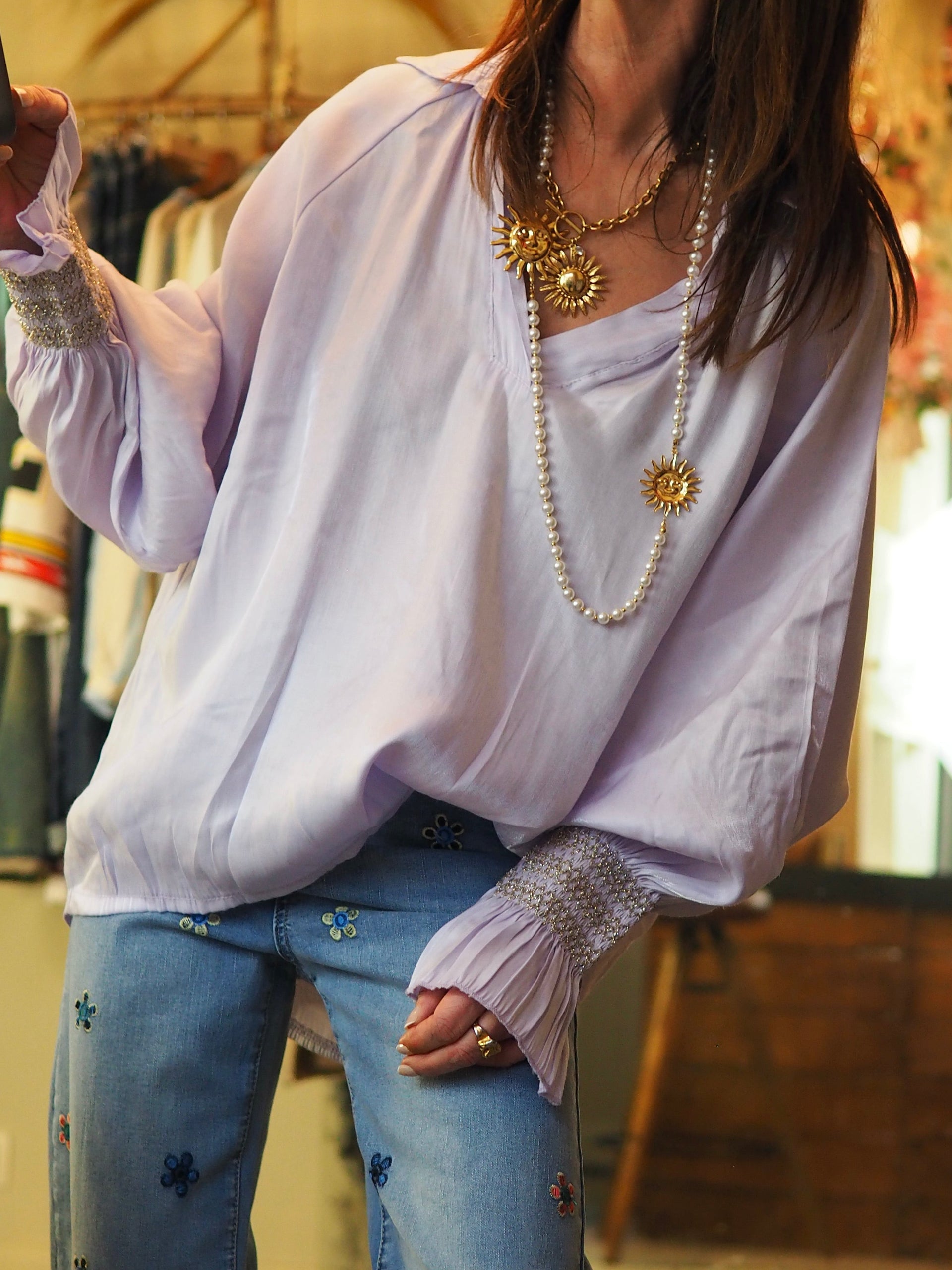 Blouse parme satinée avec détails poignets.

70% Viscose 30% Soie.
Taille unique convien du 36 au 44.
Tour de poitrine 136cm Longueur dos 74cm.