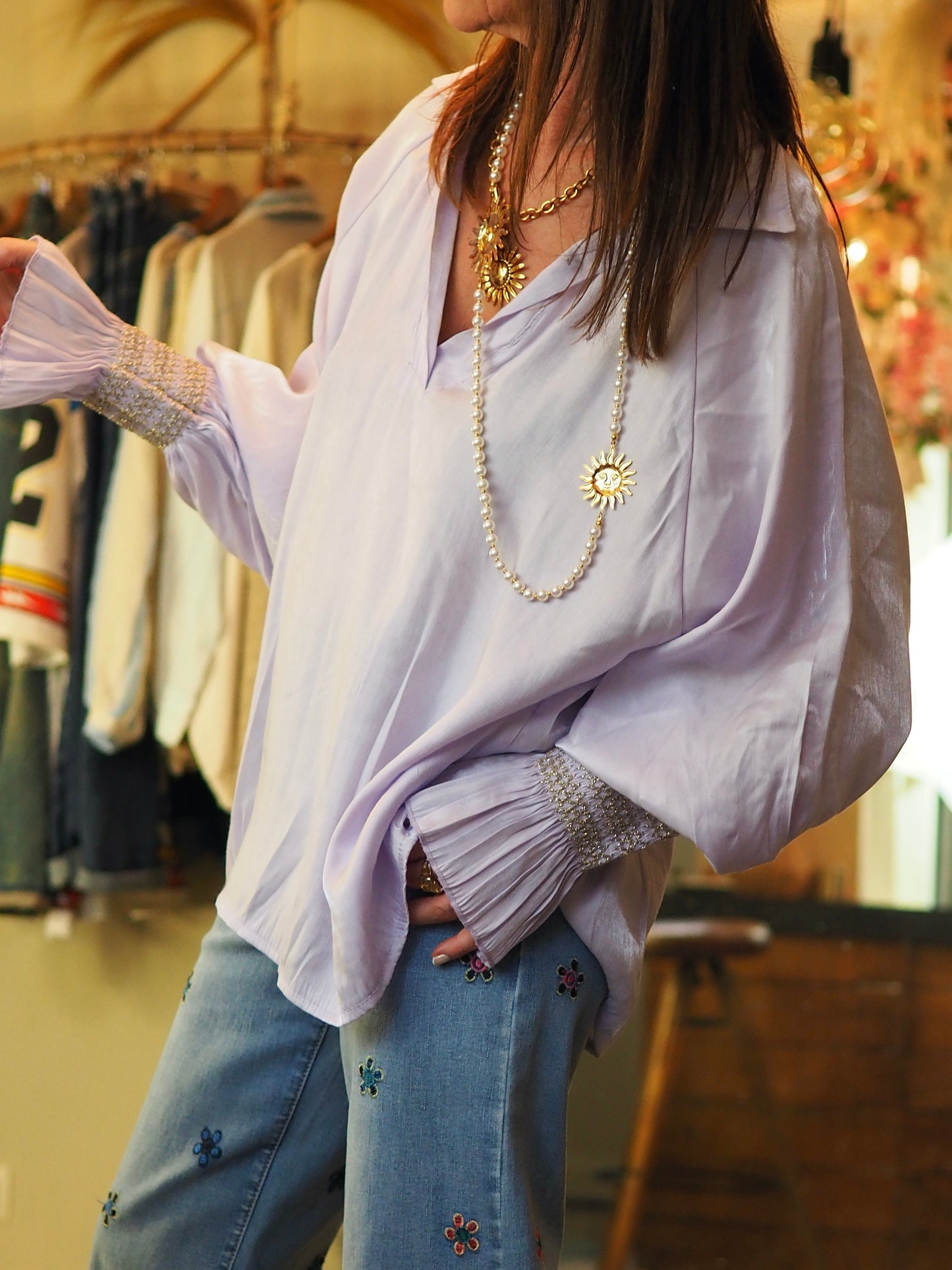 Blouse parme satinée avec détails poignets.

70% Viscose 30% Soie.
Taille unique convien du 36 au 44.
Tour de poitrine 136cm Longueur dos 74cm.