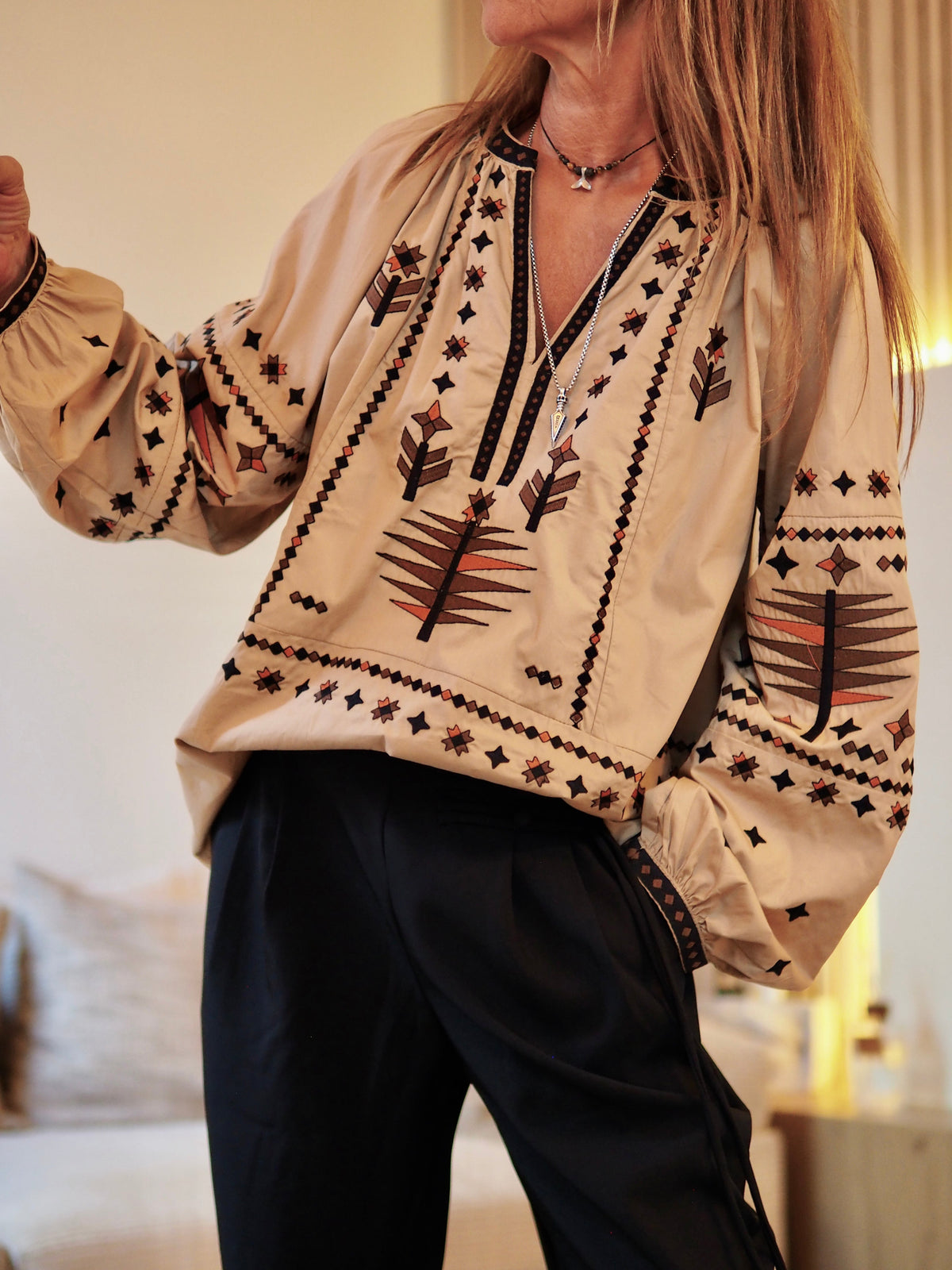 Taille unique convient du 36 au 42

Mesures : Tour de poitrine 120cm Longueur dos 69cm.&nbsp;
Composition : 100% Coton.
Cathy mesure 1m66 fait un 36 et porte une taille unique.

Blouse camel avec broderies.