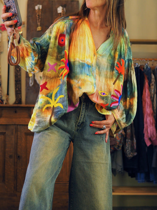 Magnifique blouse tie and dye dans les tons orangés et verts, avec broderies.

100% Coton.
Taille unique convient du 36 au 44.
Tour de poitrine 164cm Longueur dos 70cm.